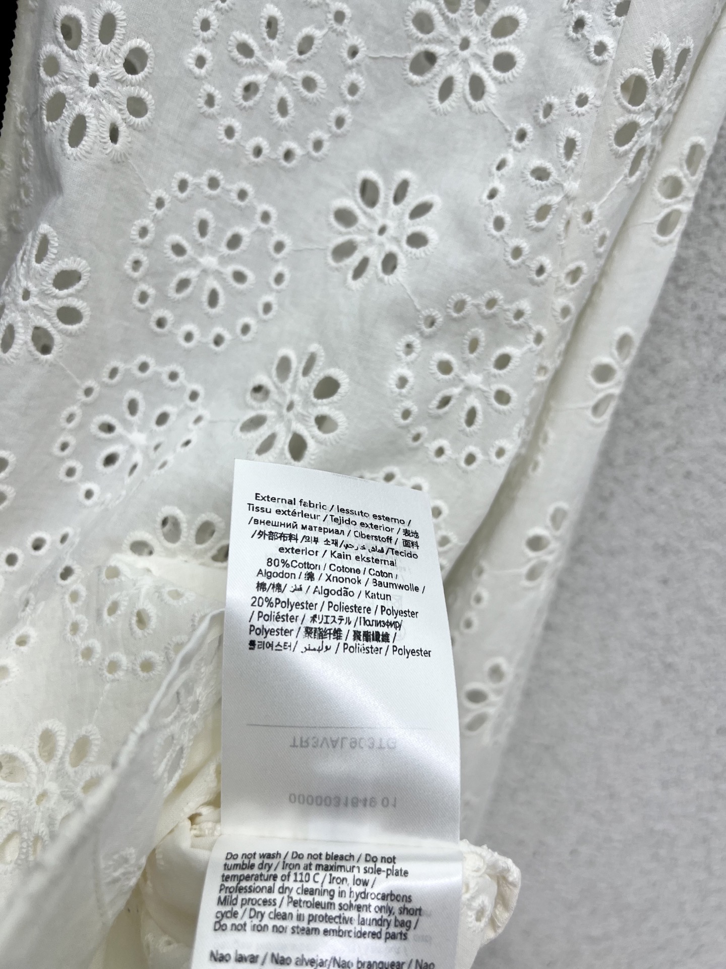 “Custom Embroidered Dress Shirts: Classic English Style in High Quality Fabrics (Size SML)” - 图片 9