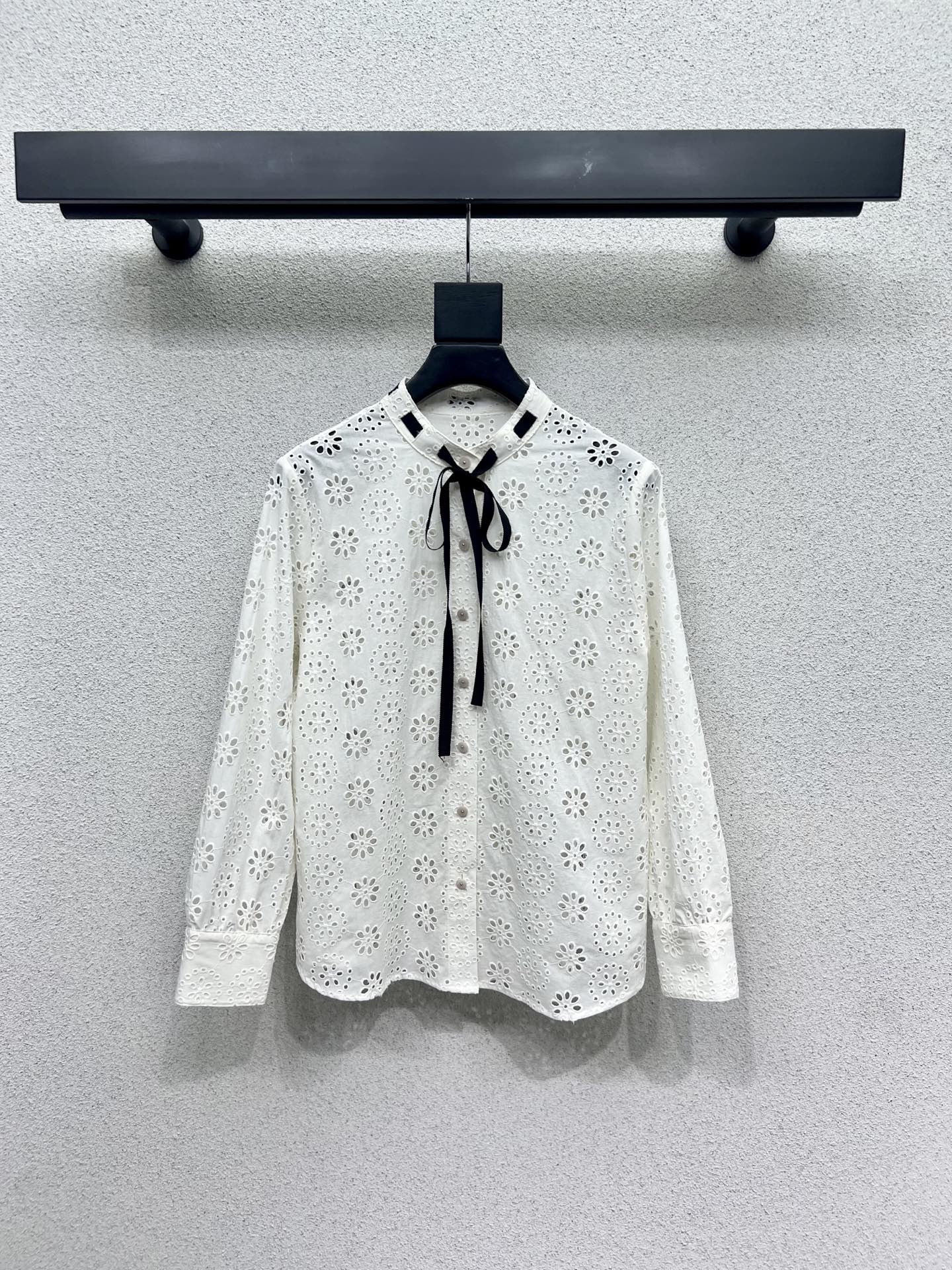 “Custom Embroidered Dress Shirts: Classic English Style in High Quality Fabrics (Size SML)” - 图片 2