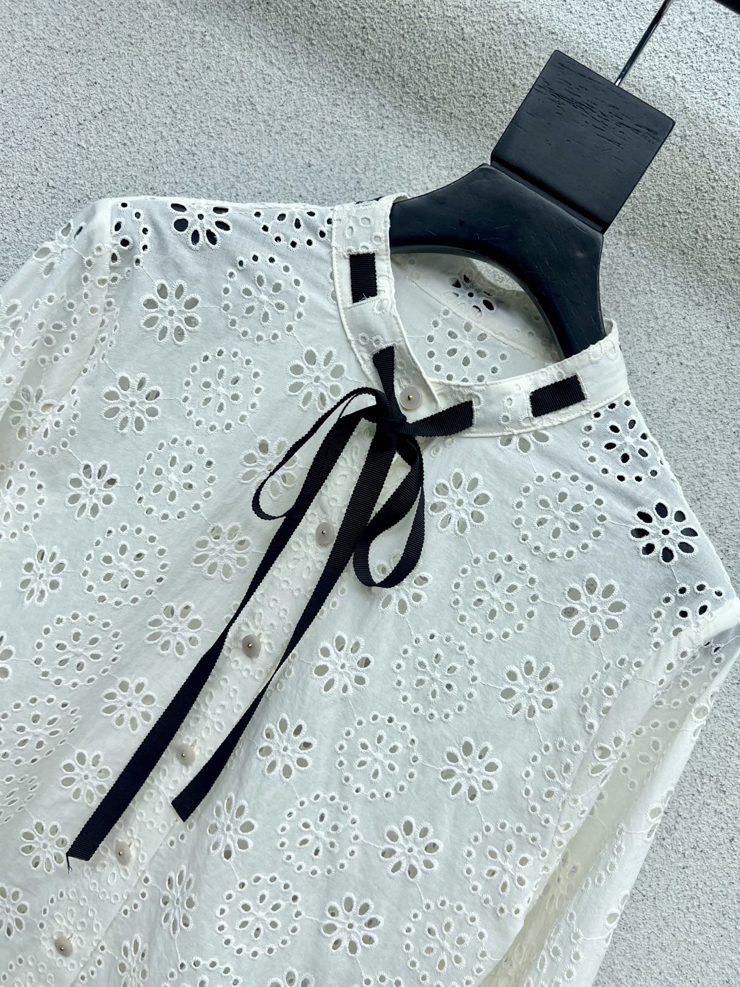 “Custom Embroidered Dress Shirts: Classic English Style in High Quality Fabrics (Size SML)” - 图片 3