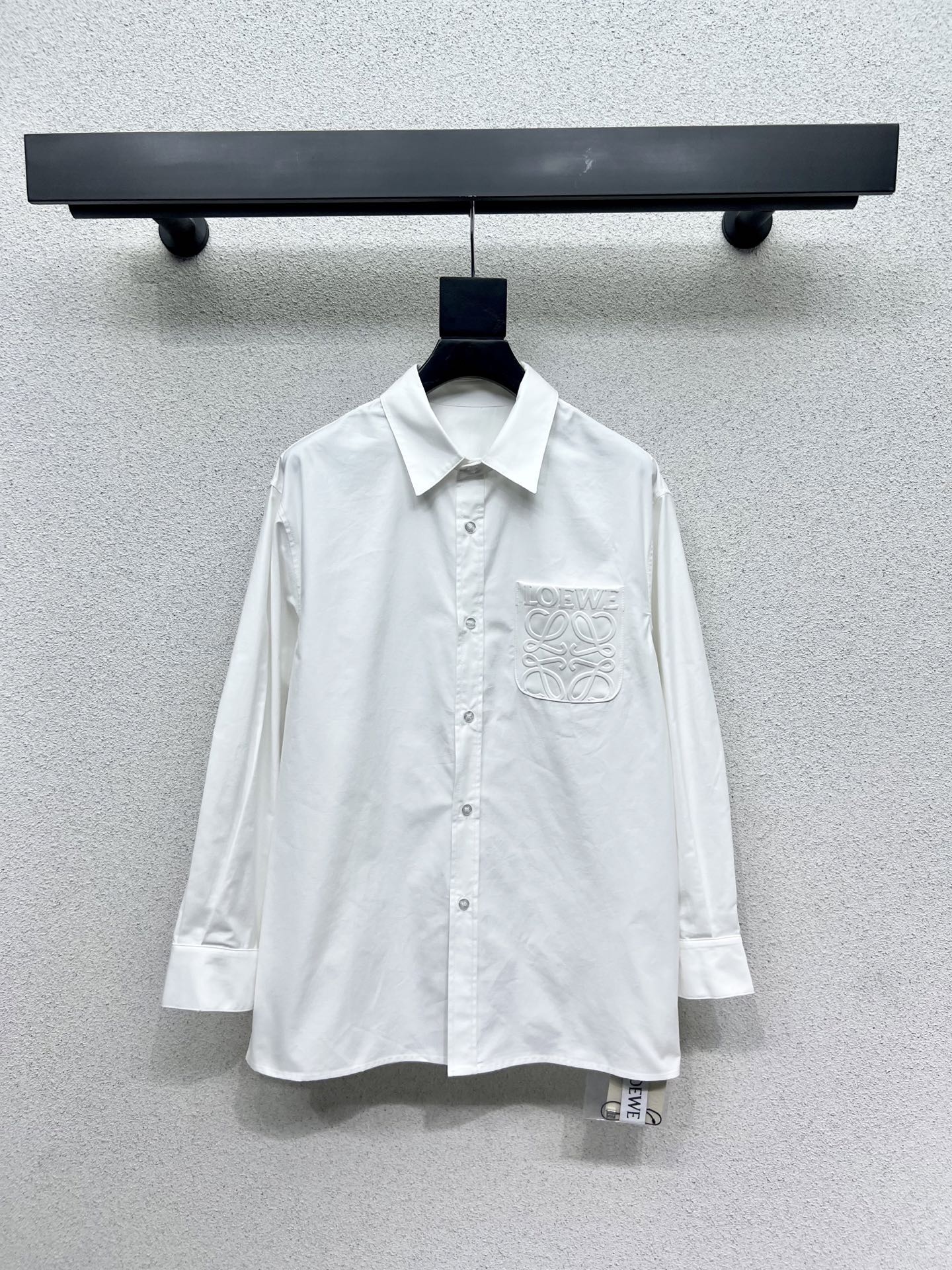 “Ziwei’s Pocket Logo Design Shirts: Advanced Dress-Making Practices for Fashionable and Age-Defying Looks” - 图片 2