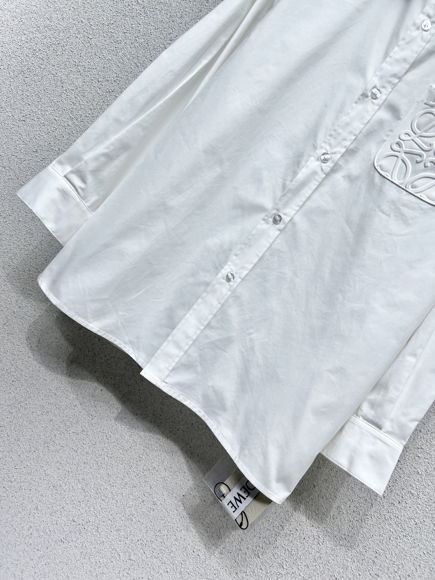 “Ziwei’s Pocket Logo Design Shirts: Advanced Dress-Making Practices for Fashionable and Age-Defying Looks” - 图片 4