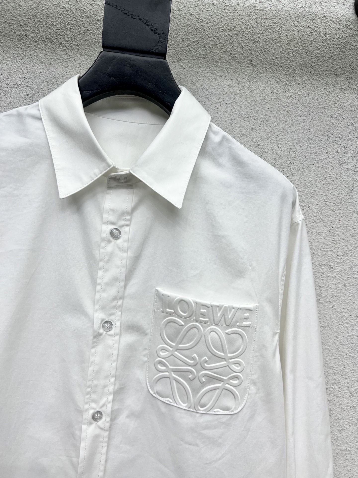 “Ziwei’s Pocket Logo Design Shirts: Advanced Dress-Making Practices for Fashionable and Age-Defying Looks” - 图片 3