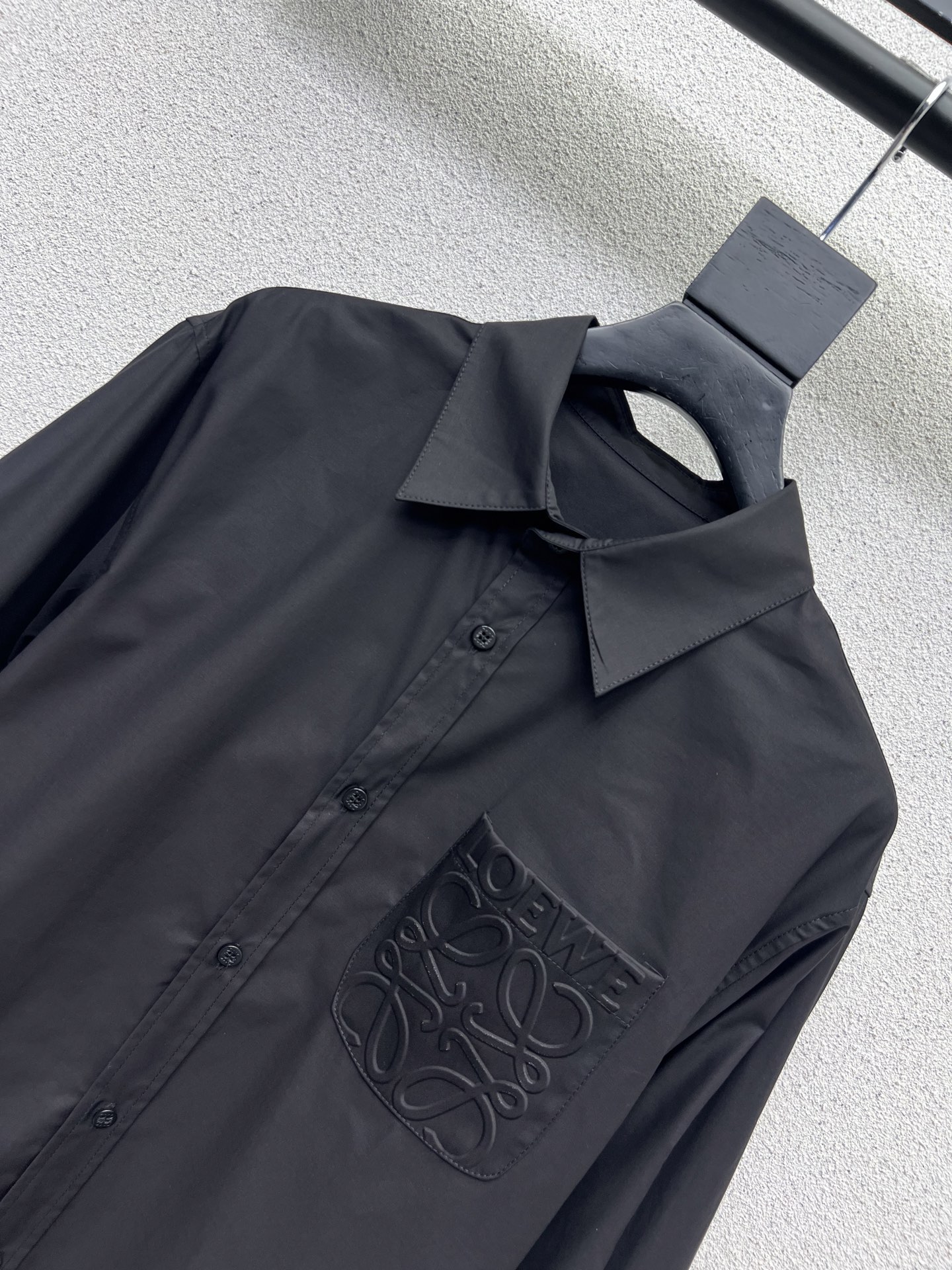 “Ziwei’s Pocket Logo Design Shirts: Advanced Dress-Making Practices for Fashionable and Age-Defying Looks” - 图片 6