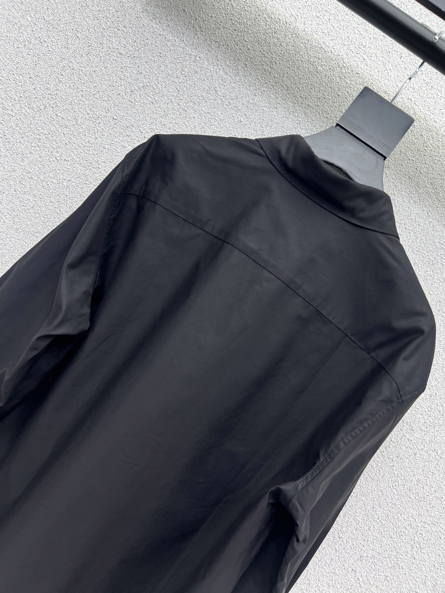 “Ziwei’s Pocket Logo Design Shirts: Advanced Dress-Making Practices for Fashionable and Age-Defying Looks” - 图片 7