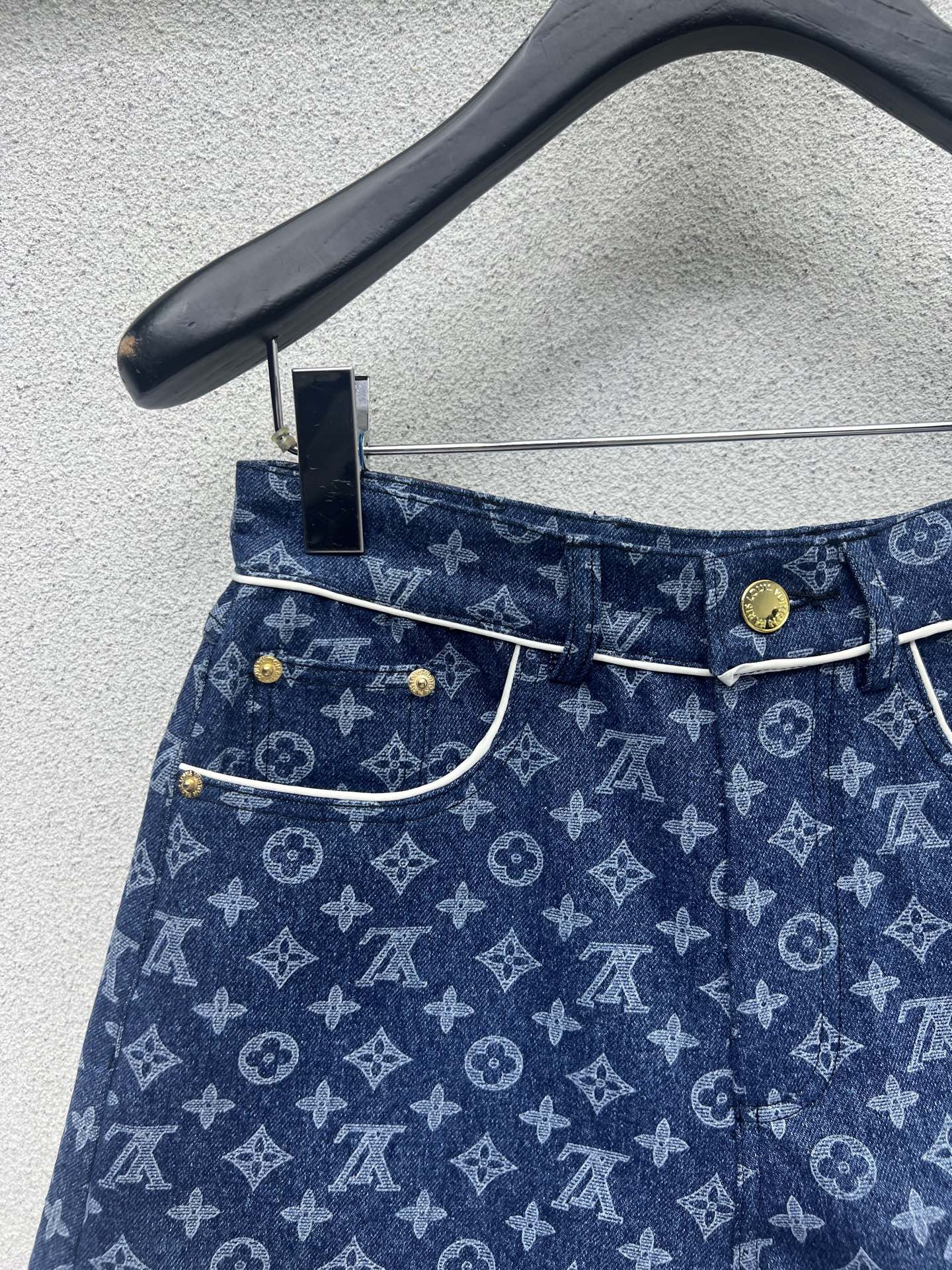“Custom-Made Old-Fashioned Blue Jeans Collection for Stylish Individuals” - 图片 2