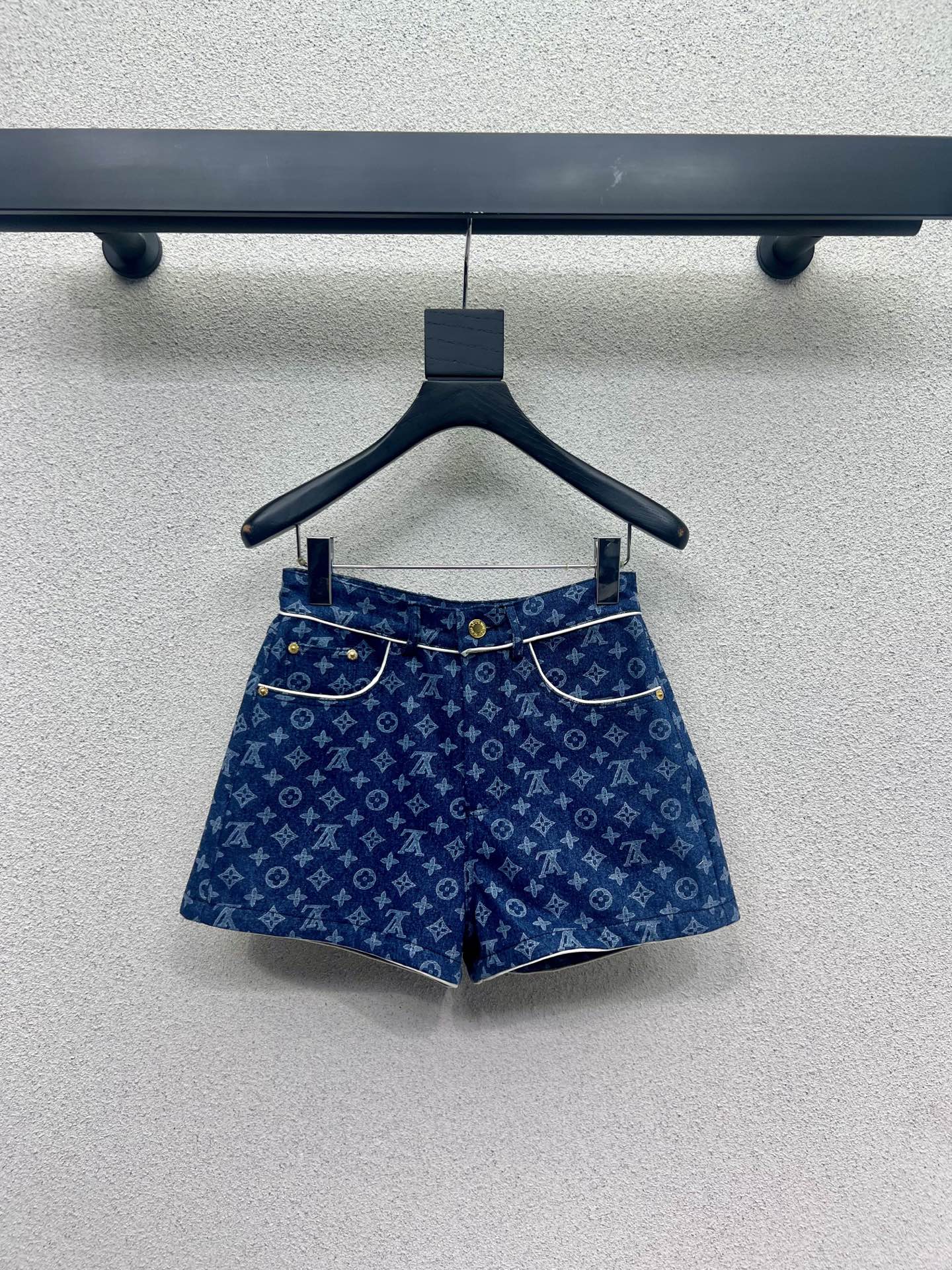 “Custom-Made Old-Fashioned Blue Jeans Collection for Stylish Individuals” - 图片 1
