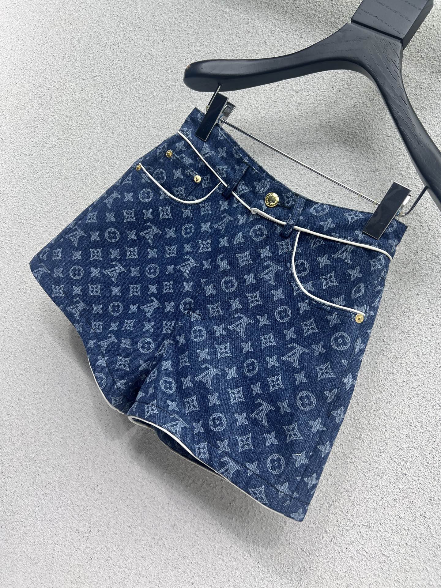 “Custom-Made Old-Fashioned Blue Jeans Collection for Stylish Individuals” - 图片 3