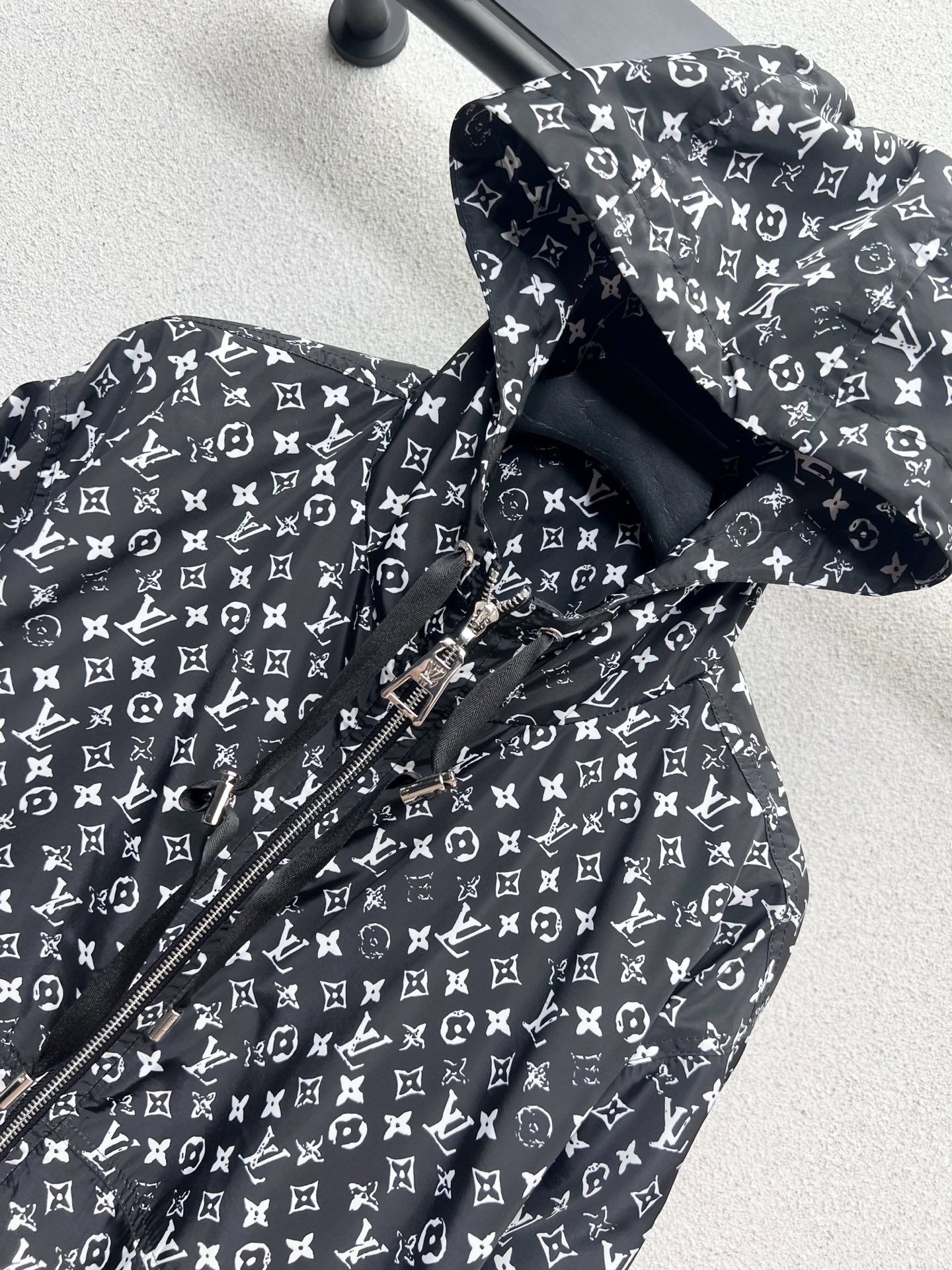“High-Quality Bad-Ass Woman’s Hat Coat with Special Material and 3D Cut in Two Colors” - 图片 6