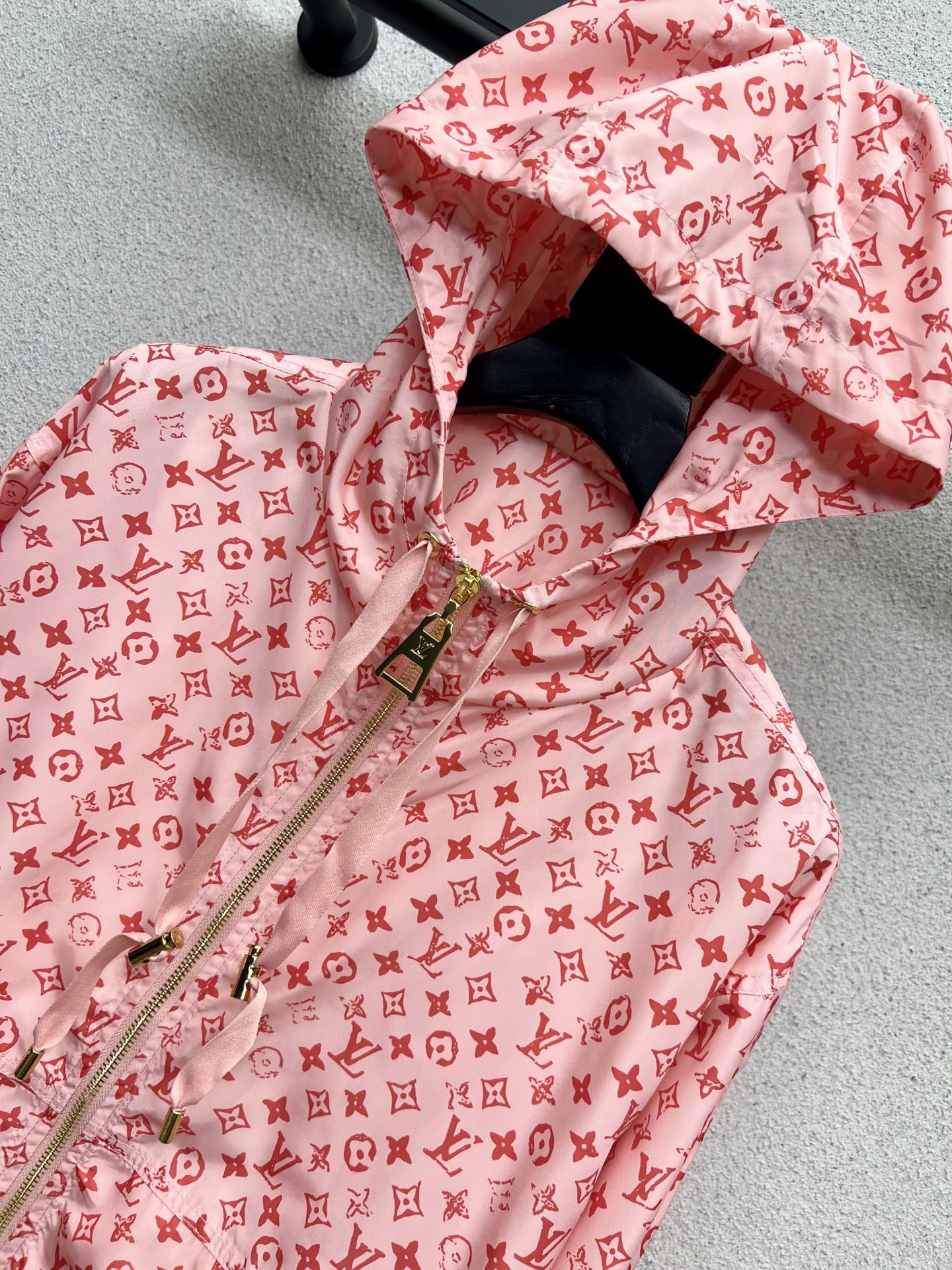 “High-Quality Bad-Ass Woman’s Hat Coat with Special Material and 3D Cut in Two Colors” - 图片 3