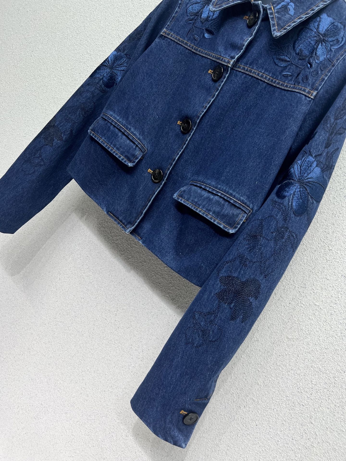“High-Quality Gilded Cowboy Coats for Bad-Ass Girls: Detailed and Stylish Designs” - 图片 3