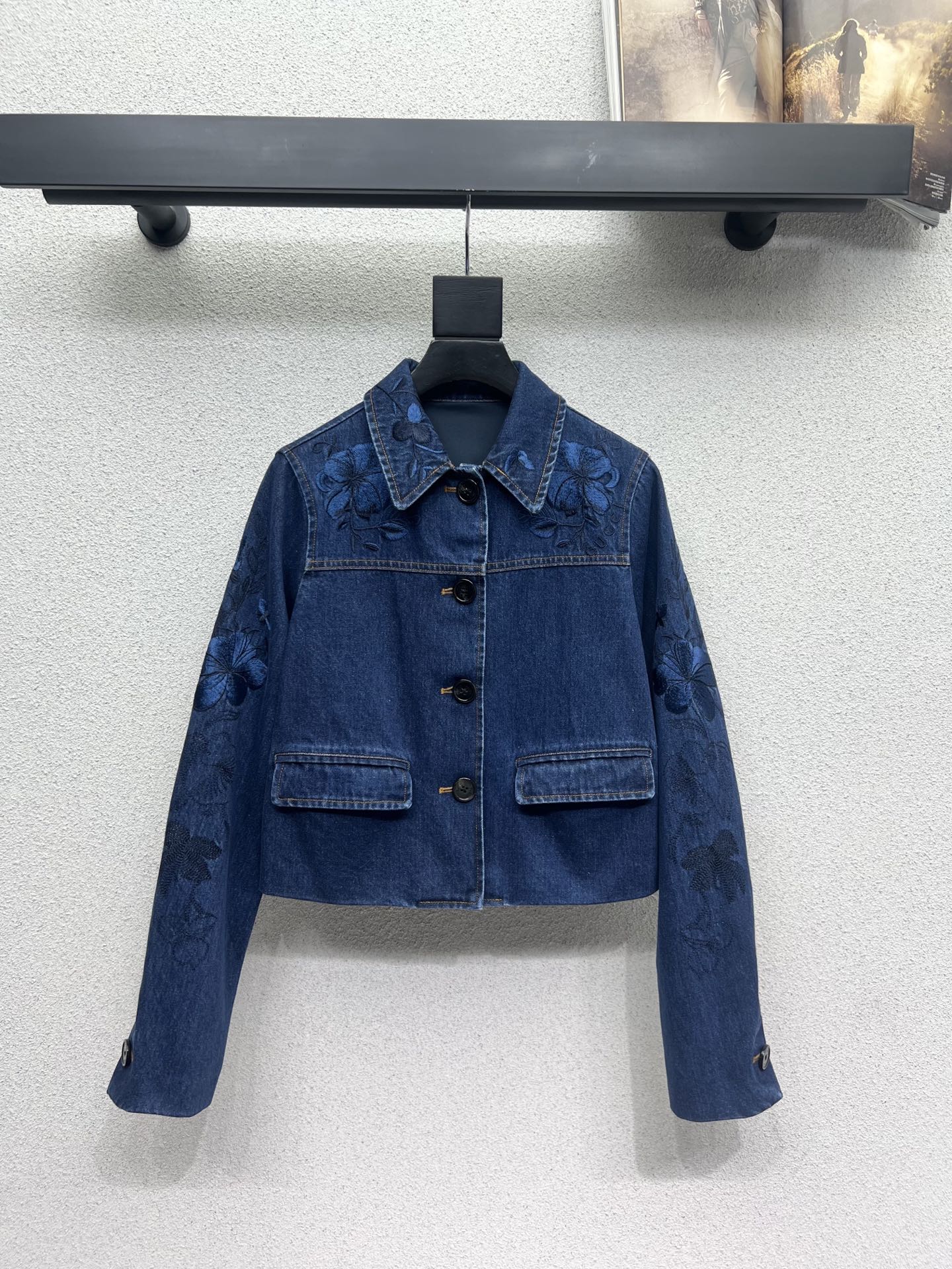 “High-Quality Gilded Cowboy Coats for Bad-Ass Girls: Detailed and Stylish Designs” - 图片 1