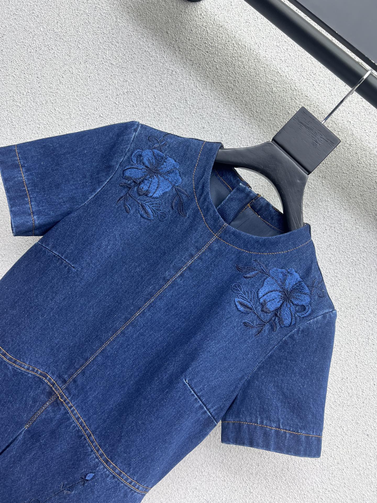 “Stylish Short-Sleeved Cowboy Skirts for Bad-Ass Girls: High-Quality, Detailed Designs for Rich Rewards” - 图片 2