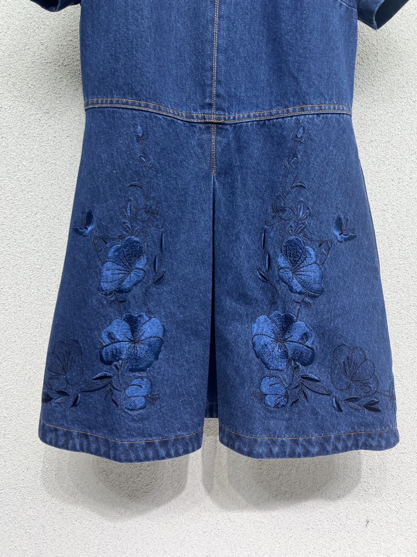 “Stylish Short-Sleeved Cowboy Skirts for Bad-Ass Girls: High-Quality, Detailed Designs for Rich Rewards” - 图片 3