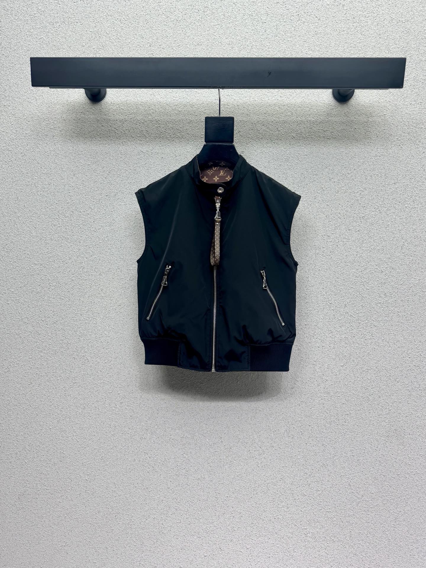 NO:910201,L's presbyopic double-sided vest jacket is simple yet luxurious, and the workmanship of the whole piece of clothing is very fine!  The version is simple and easy to see at a glance, beautiful and fantasy, low-key yet eye-catching, you must choose this high-quality size SMLXL, Louis Vuitton, jackets & coats,19860909L家老花双面马甲外套 简约中流露出高奢 整件衣服做工更是非常精细！ 版型简单一目了然,美伦美幻 低调又要引人注目,必选这款 高品质 尺码SMLXL,,louis vuitton,jackets & coats,,Women's clothing