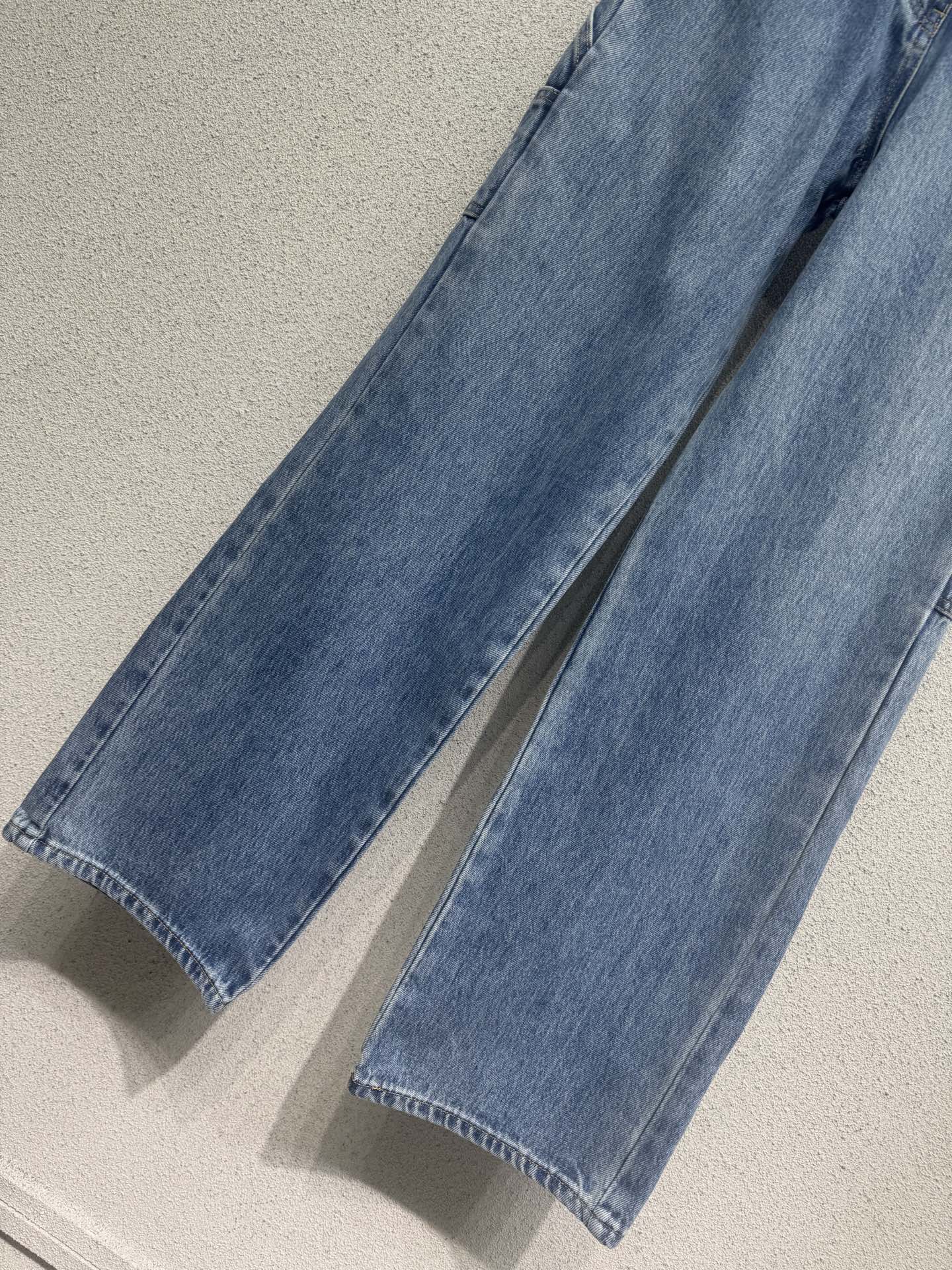 Женские джинсы с эффектом потертости Gucci