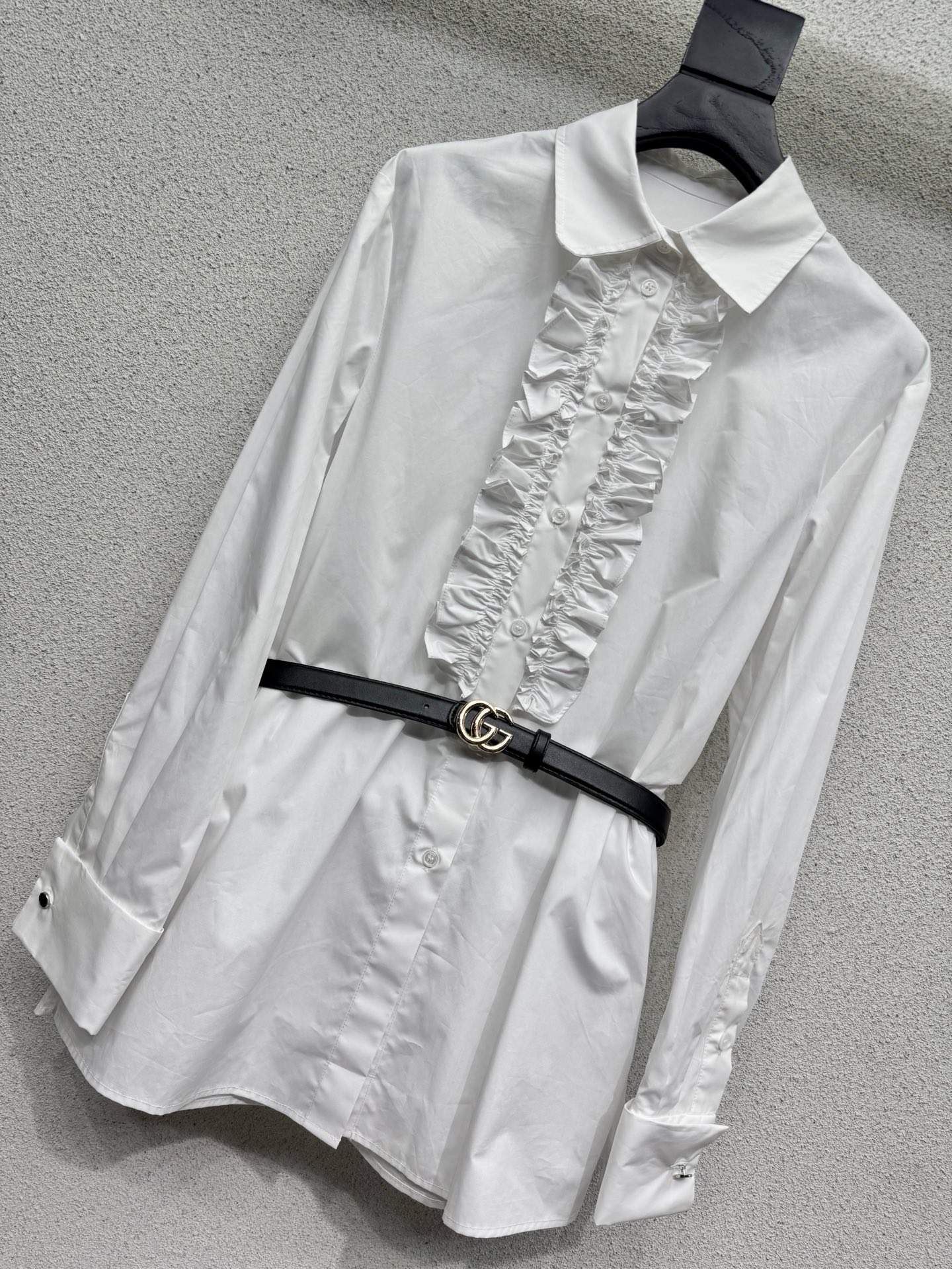 Белая рубашка с рюшами и поясом Gucci
