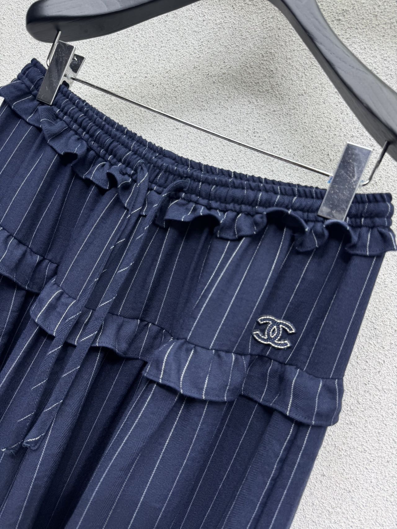 Плиссированные брюки с резинкой и оборками Chanel