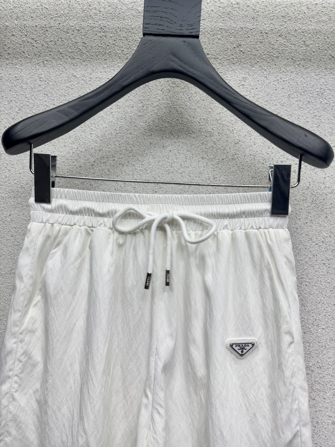 Белые короткие брюки с логотипом Prada