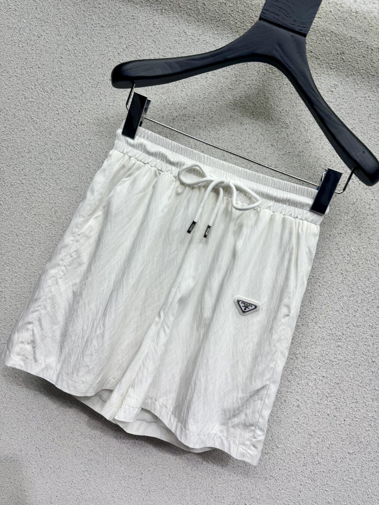 Белые короткие брюки с логотипом Prada