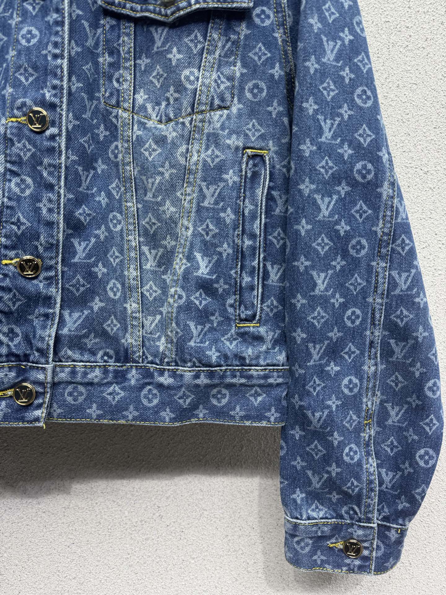 Джинсовая куртка с принтом Louis Vuitton