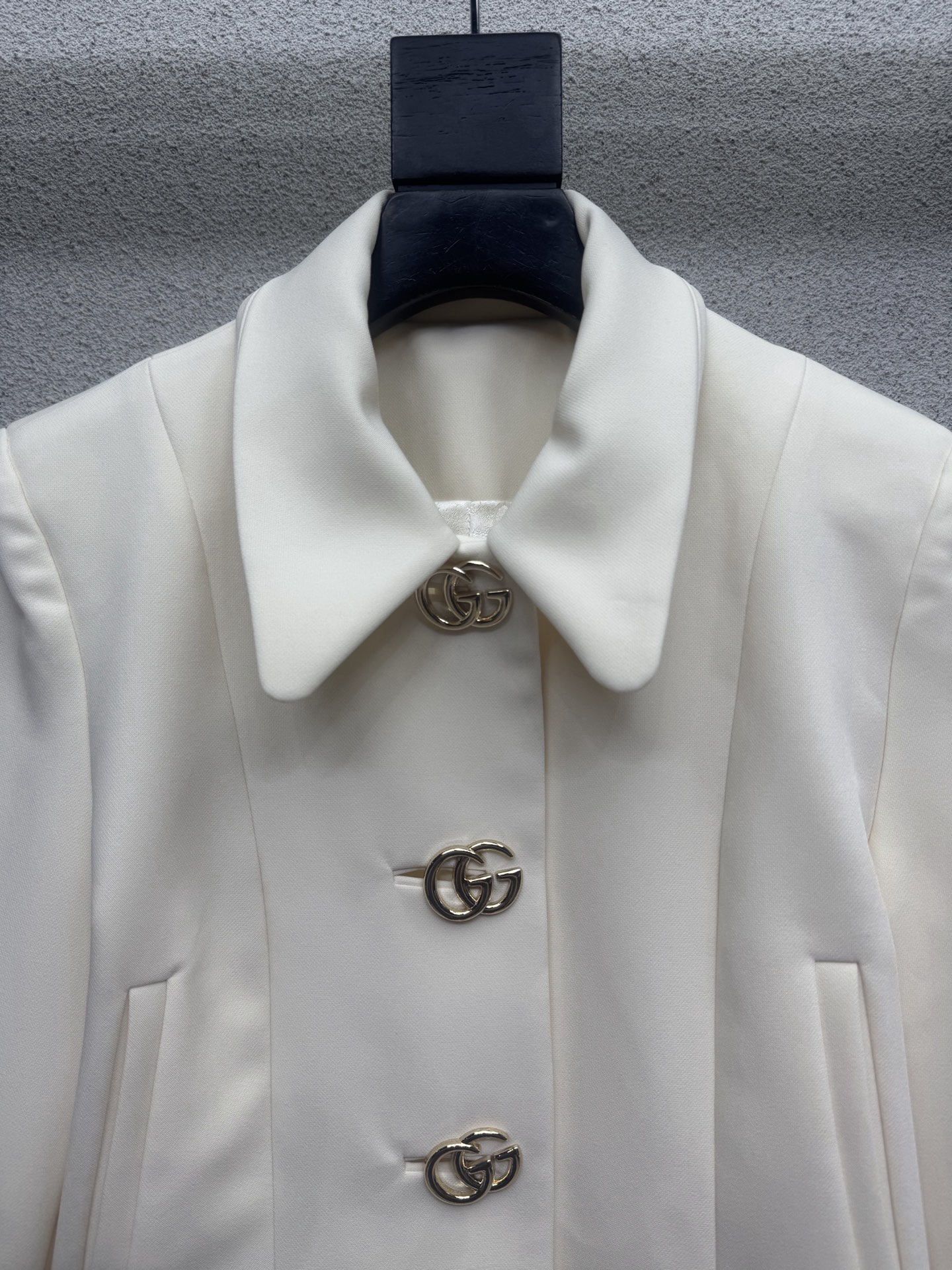 Женский белый пиджак с металлическими застёжками Gucci