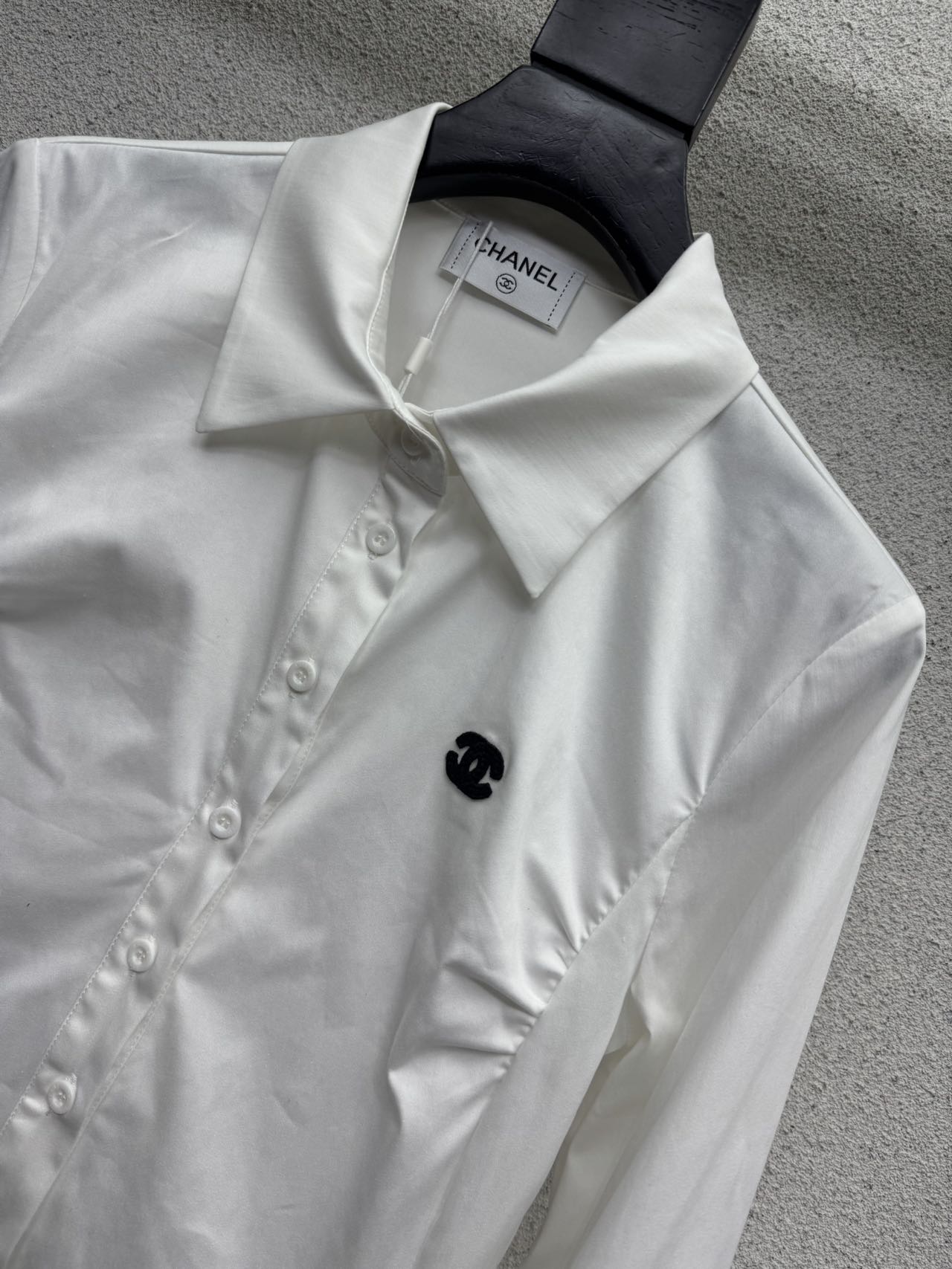 Белая рубашка с логотипом Chanel