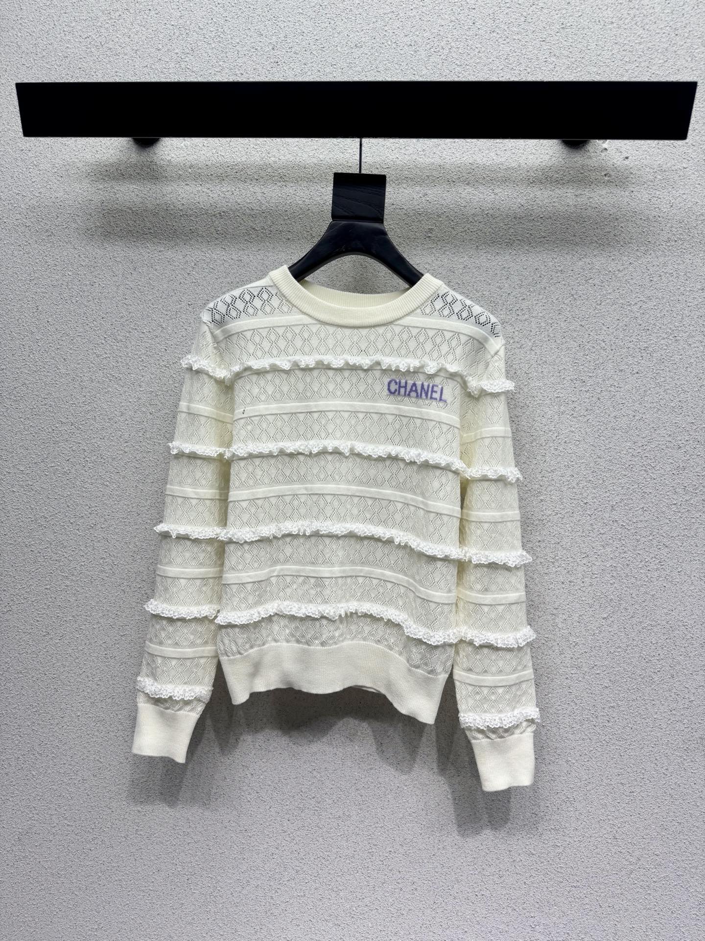 Джемпер с кружевными вставками и логотипом Chanel