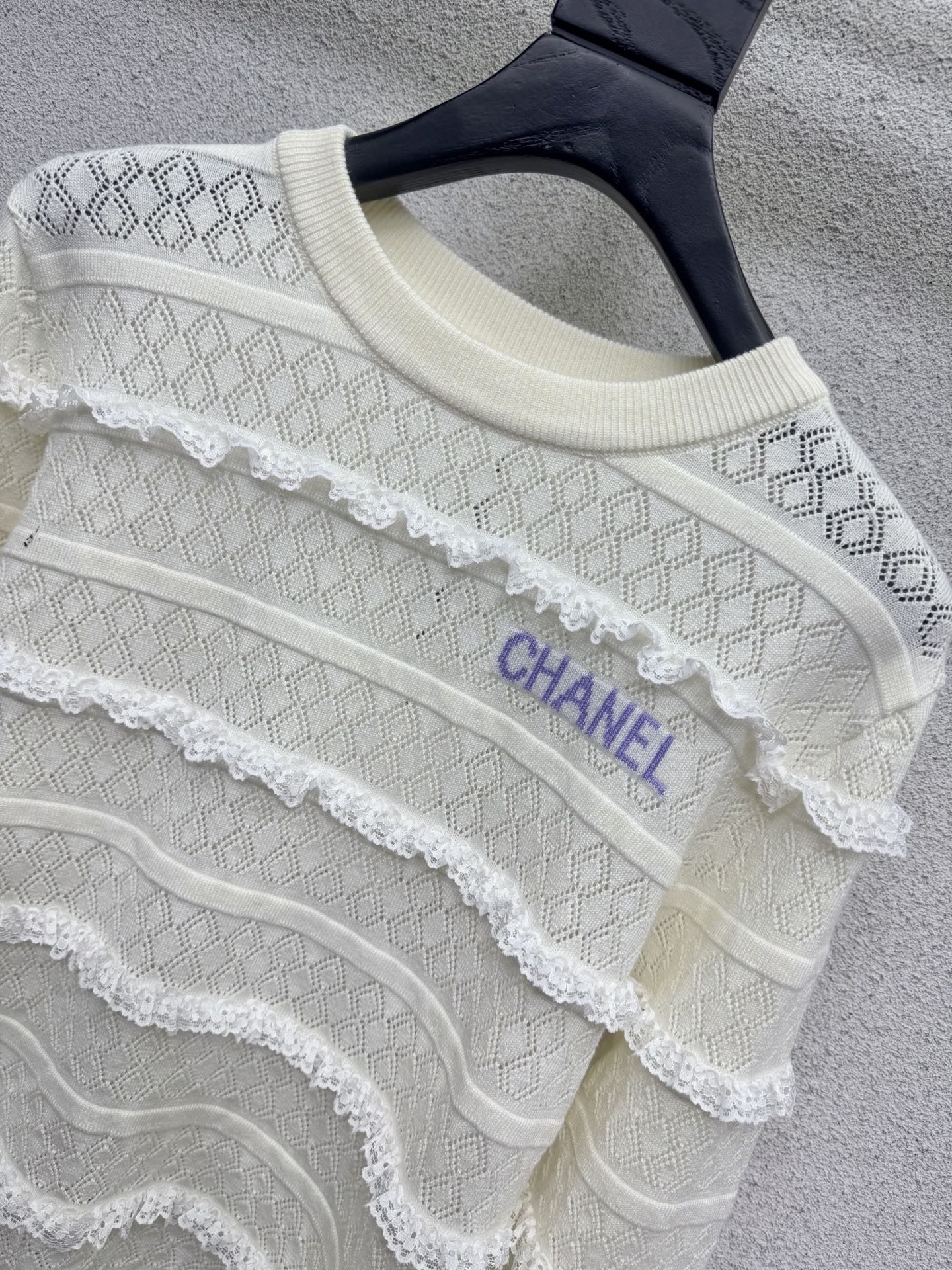 Джемпер с кружевными вставками и логотипом Chanel