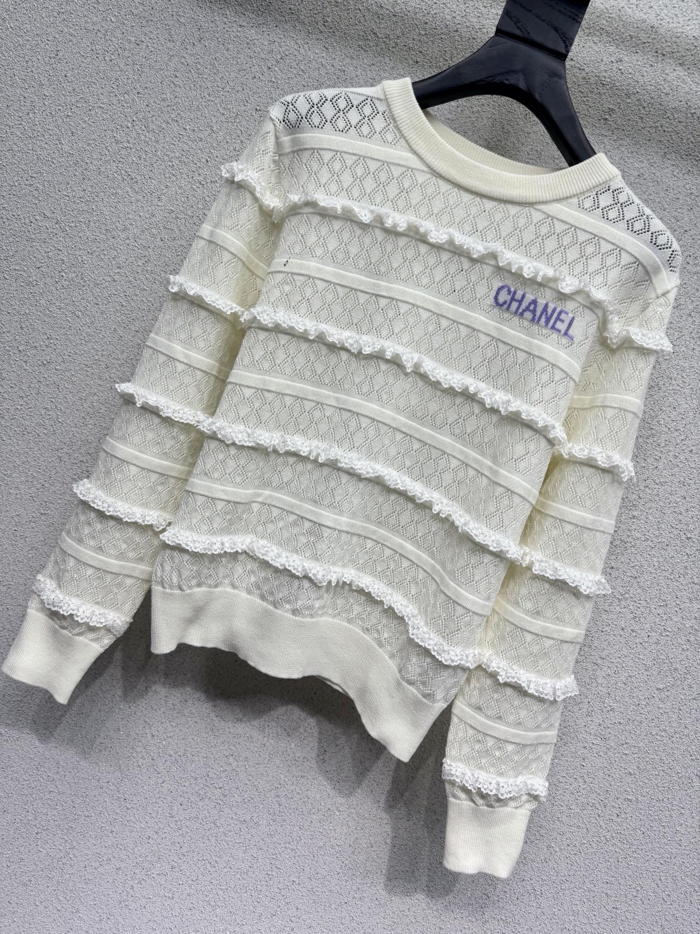 Джемпер с кружевными вставками и логотипом Chanel