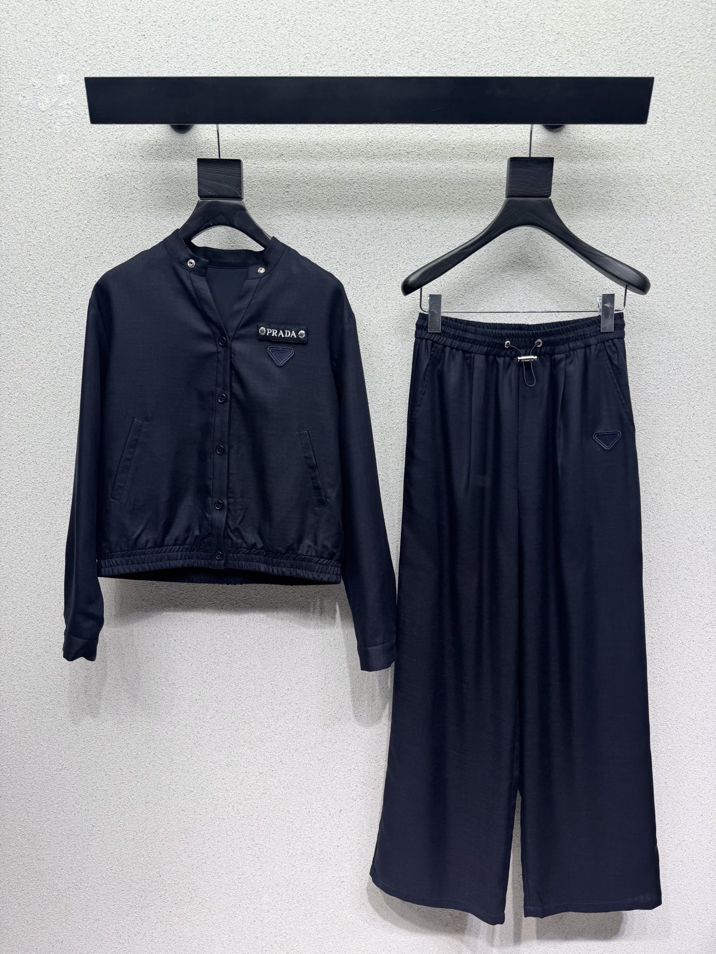 Комплект из куртки и брюк с логотипом Prada
