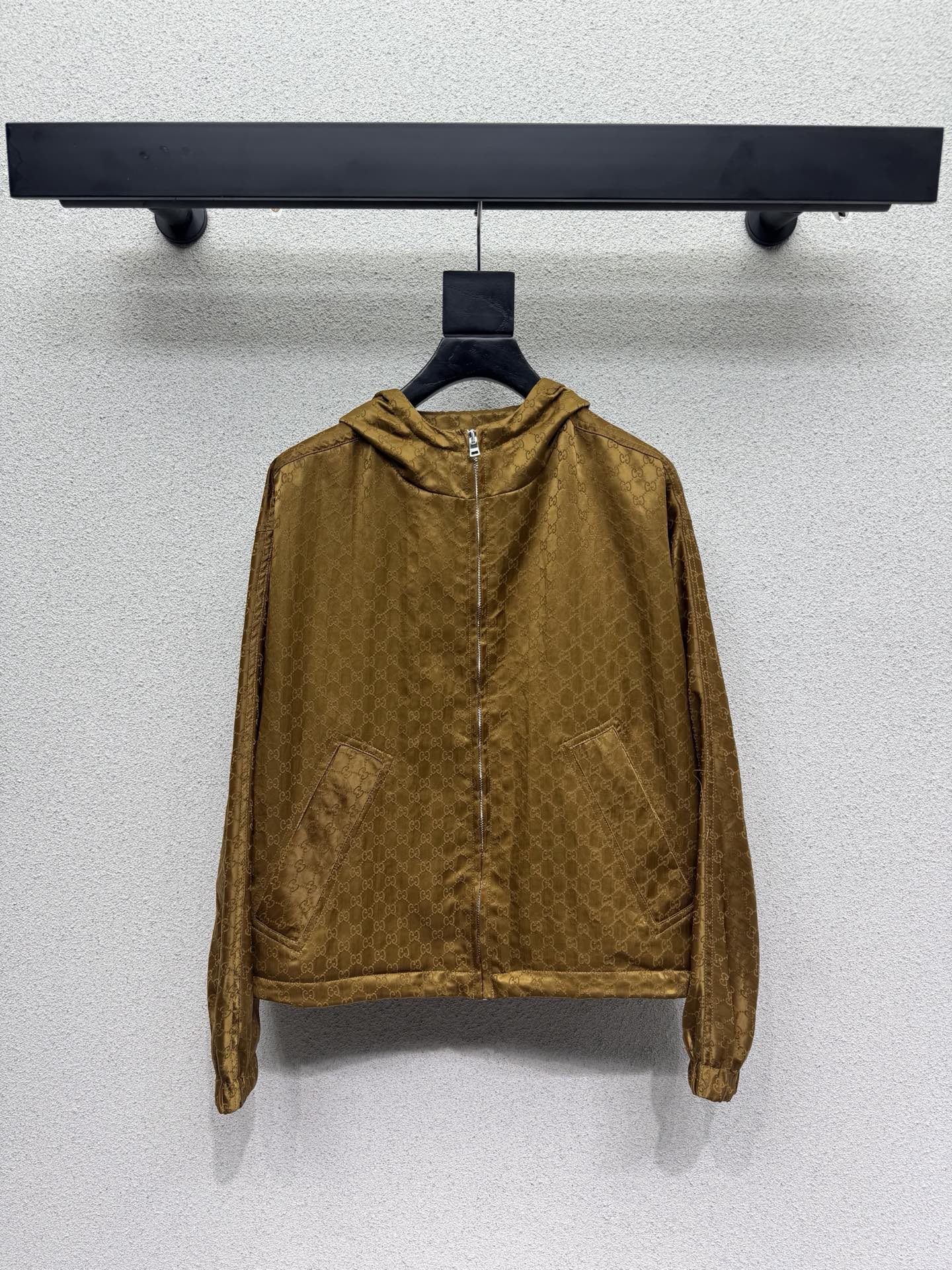 Костюм из двух предметов: куртка с капюшоном и мини-юбка Gucci