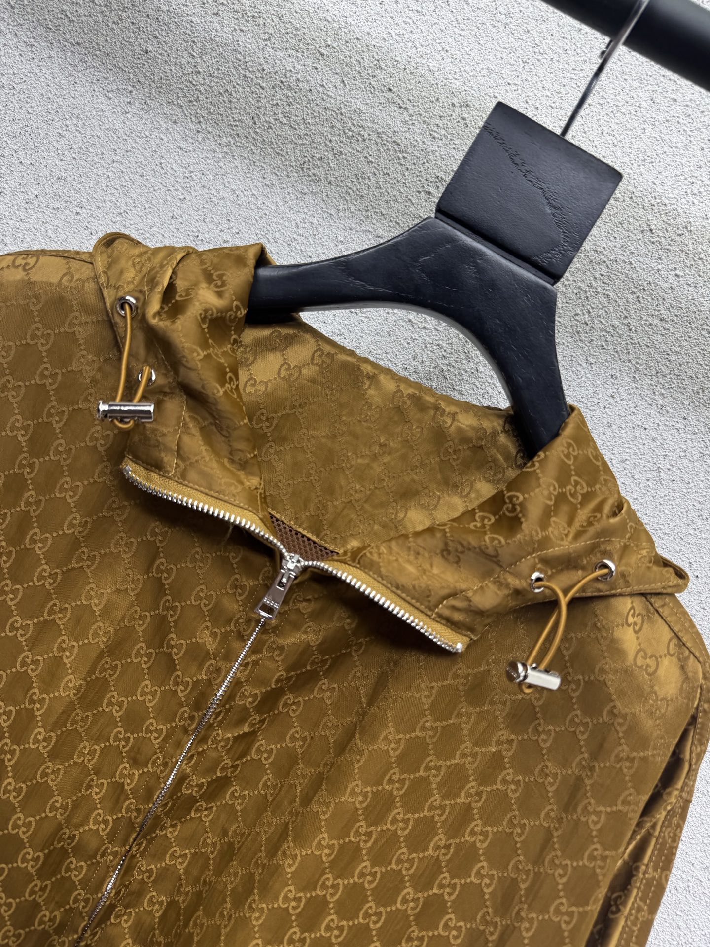 Костюм из двух предметов: куртка с капюшоном и мини-юбка Gucci