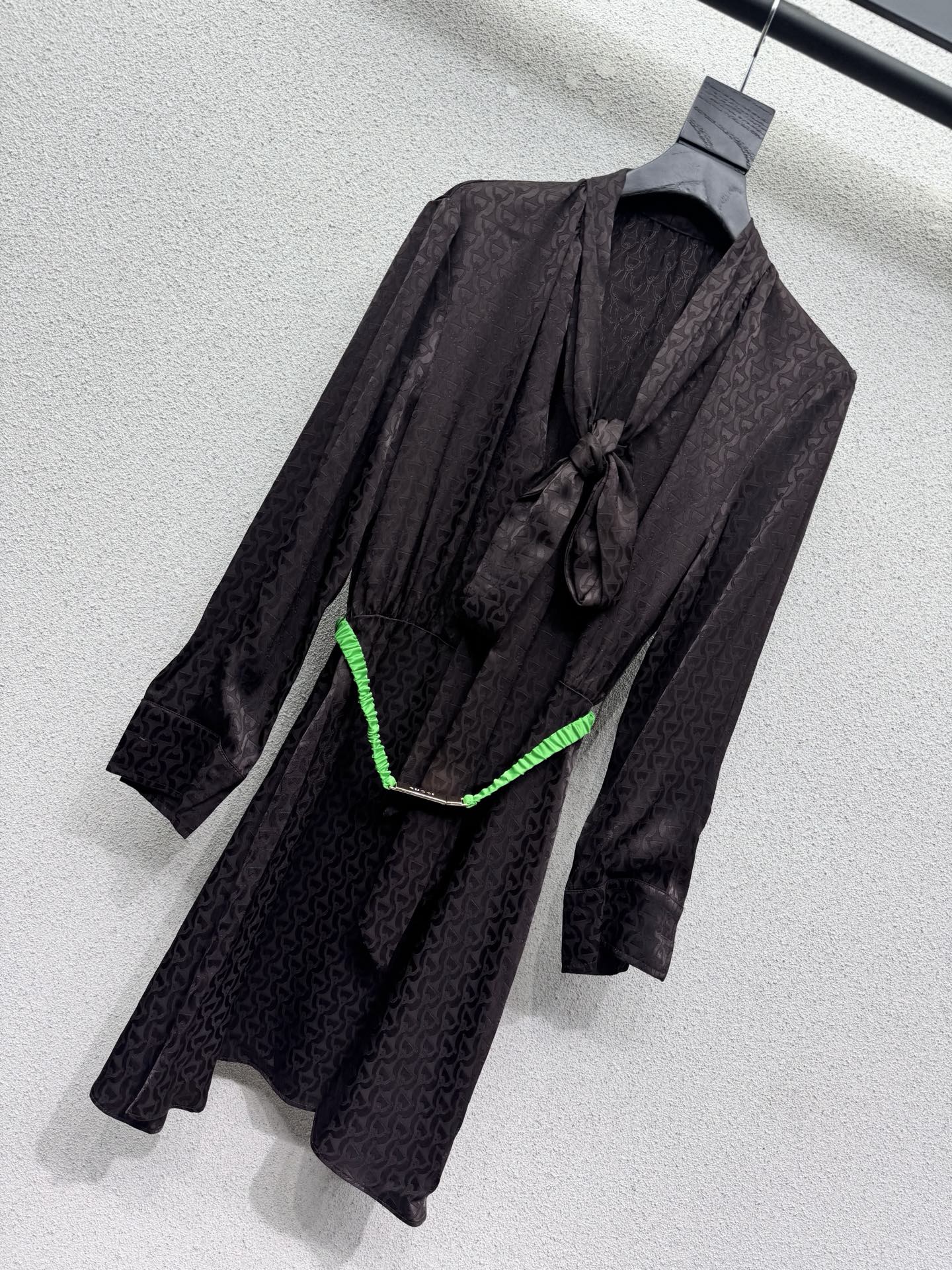 Чёрное платье с поясом и узором Gucci
