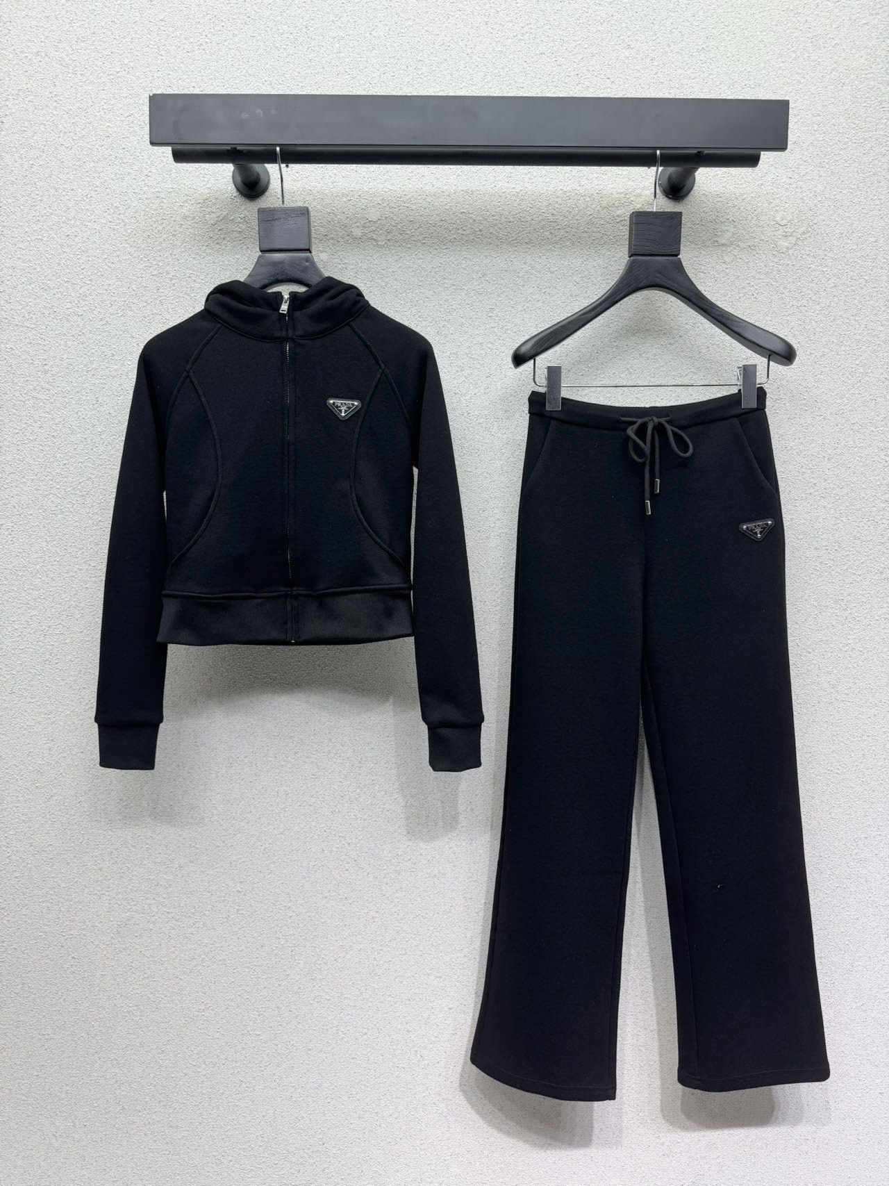 Чёрный спортивный костюм Prada с логотипом