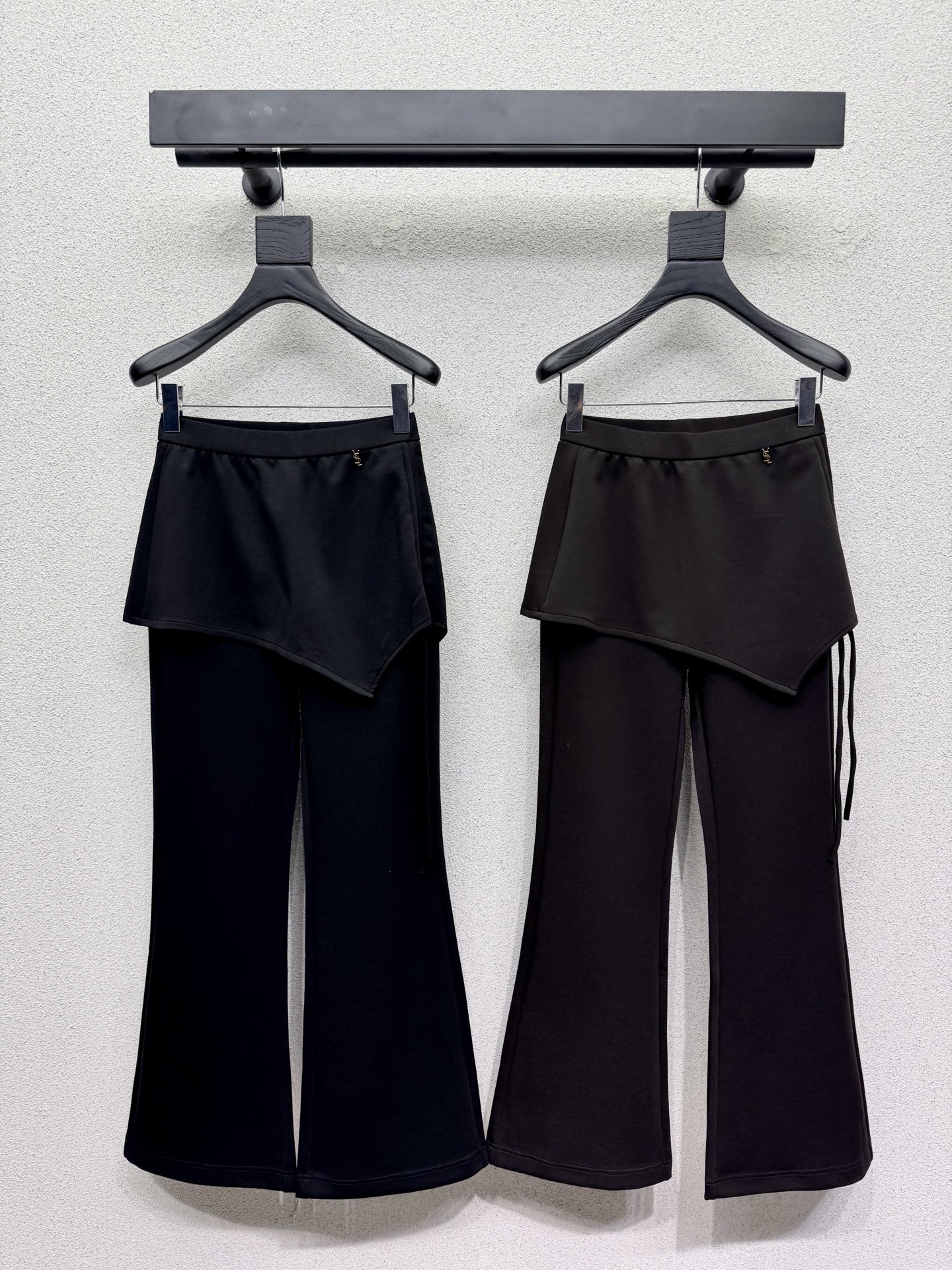 Чёрные брюки Saint Laurent с асимметричной юбкой