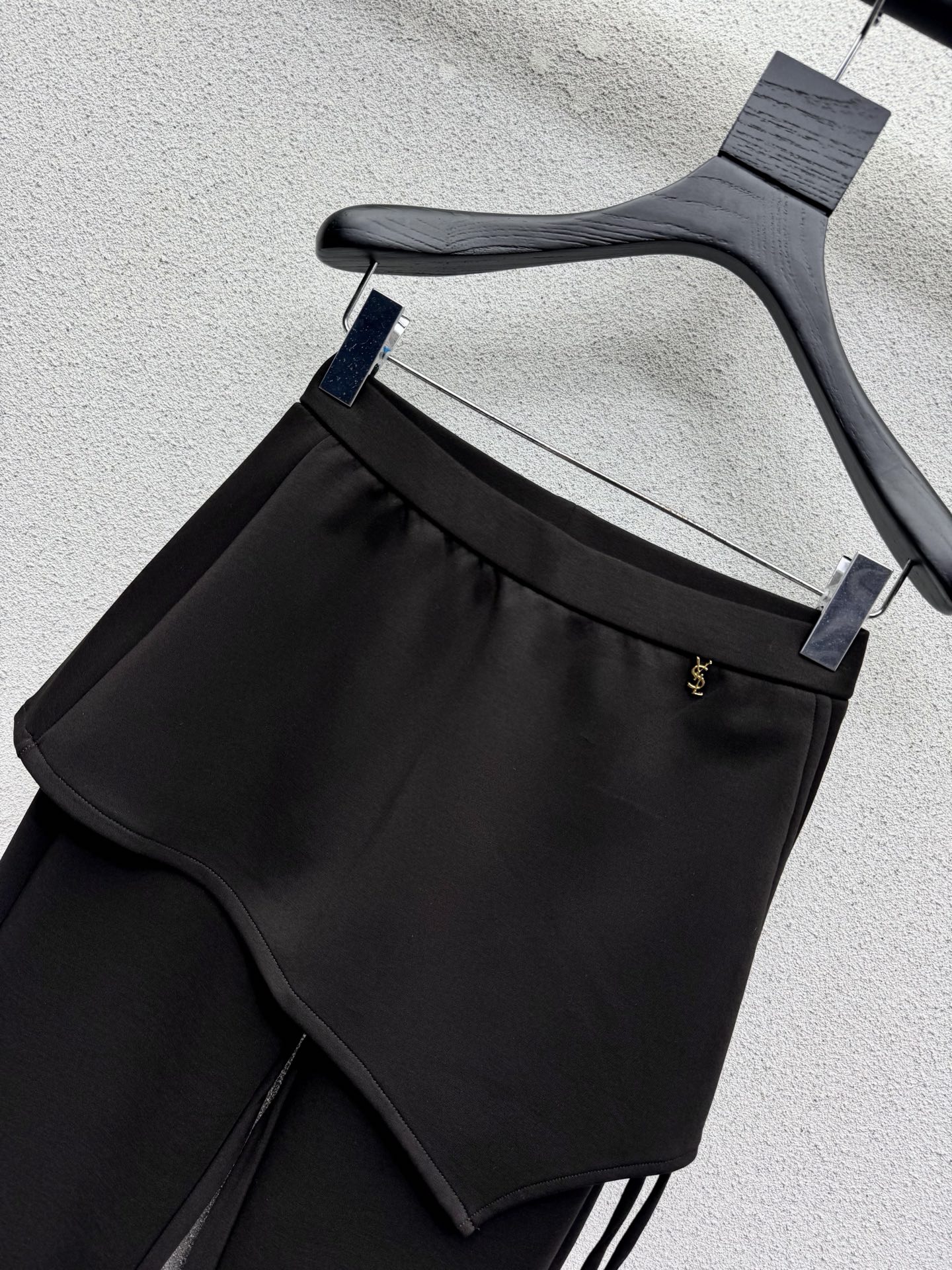Чёрные брюки Saint Laurent с асимметричной юбкой