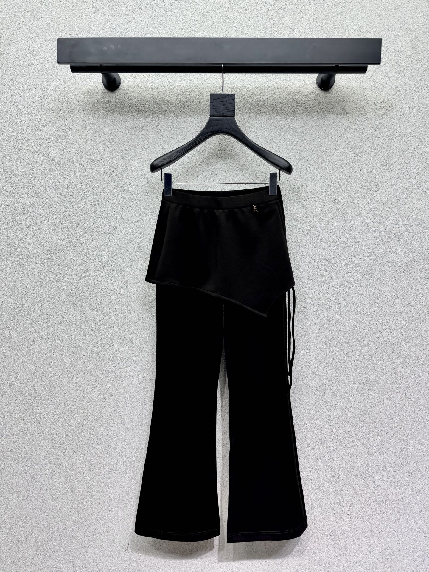 Чёрные брюки Saint Laurent с асимметричной юбкой