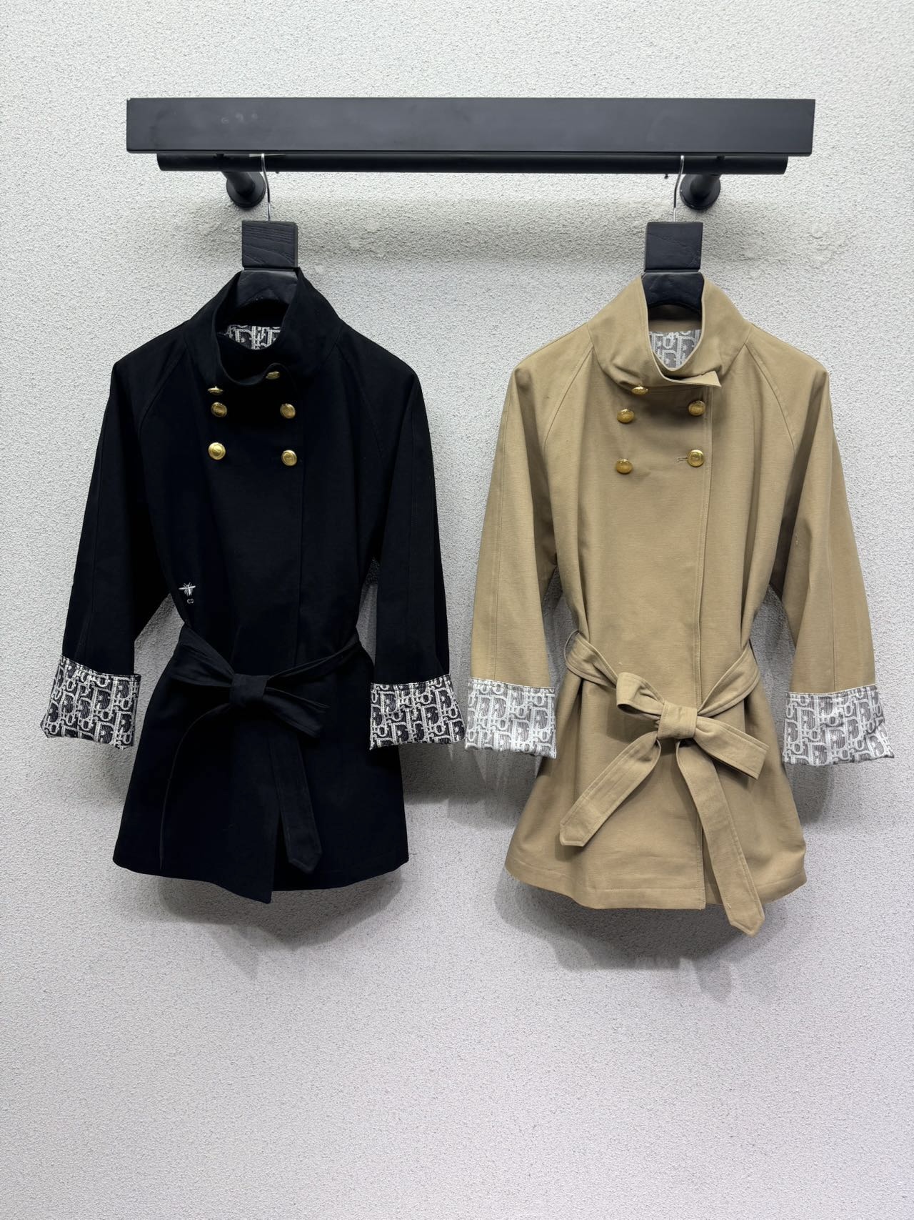 Пальто Dior с поясом и монограммой