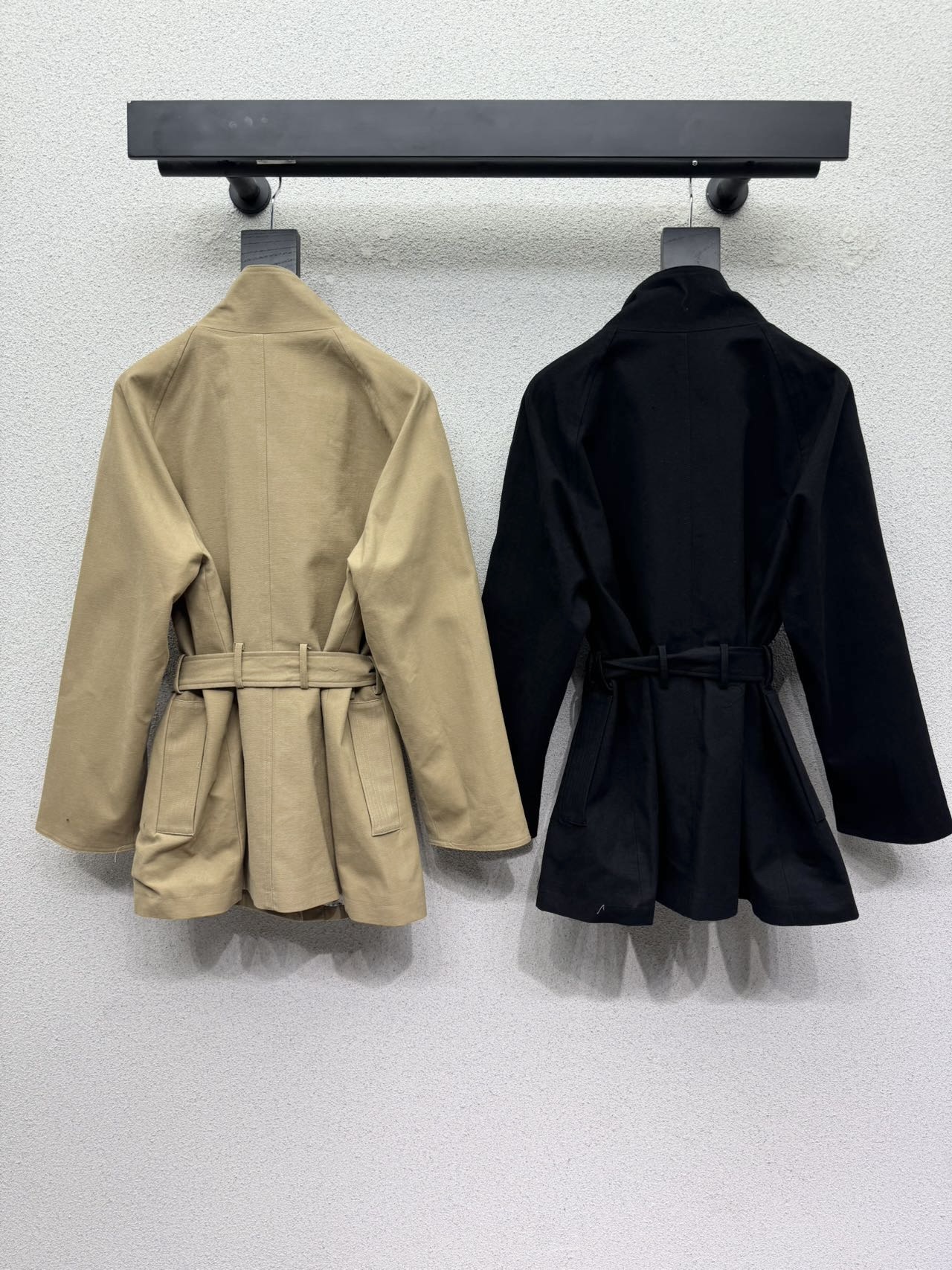 Пальто Dior с поясом и монограммой
