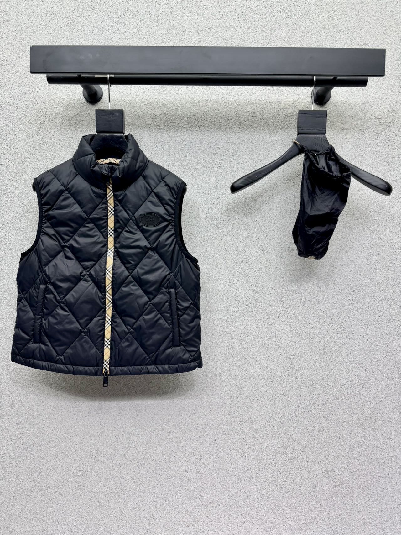 Кожаный жилет Burberry с клетчатой молнией