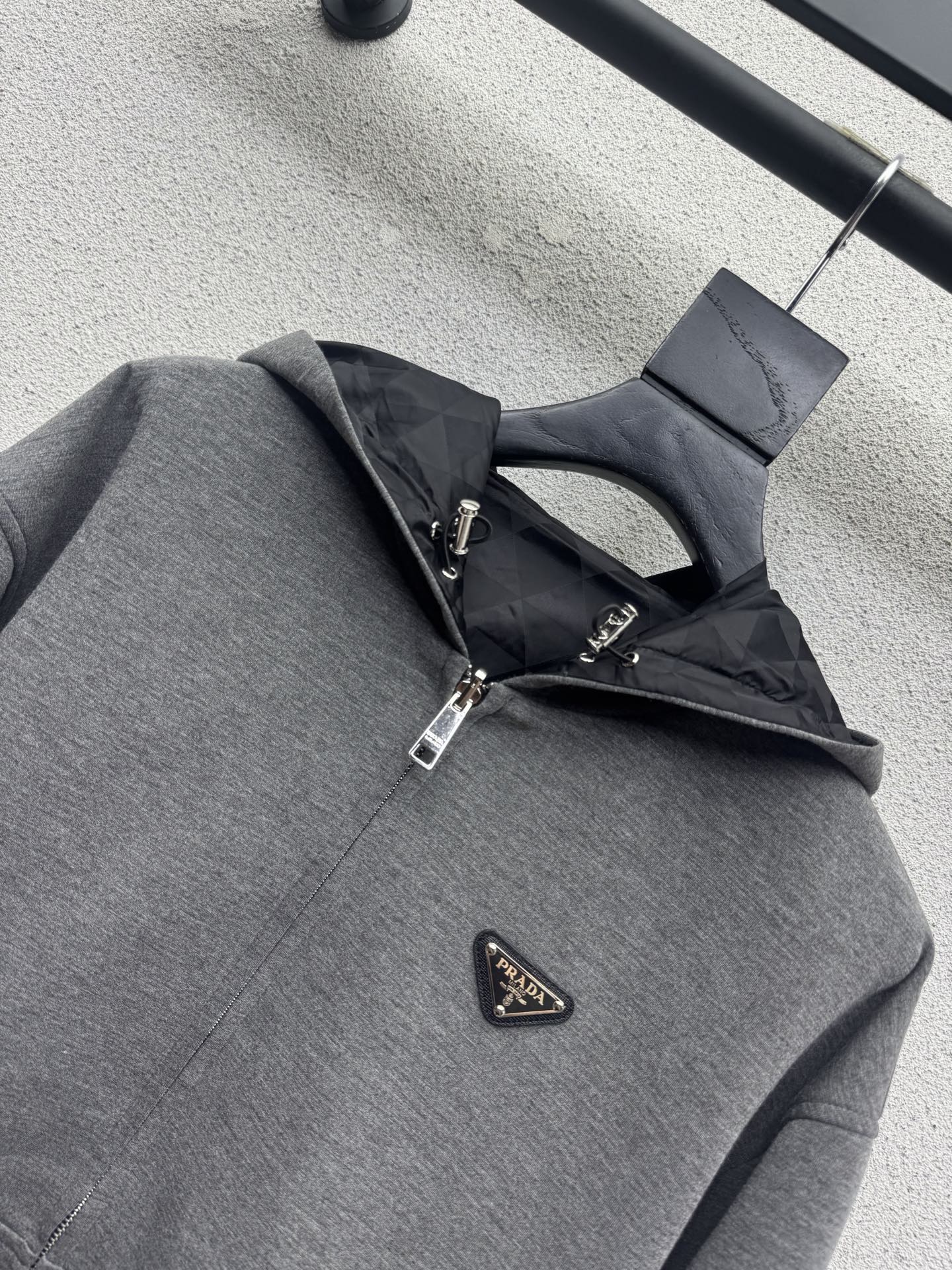 Серая куртка Prada с логотипом