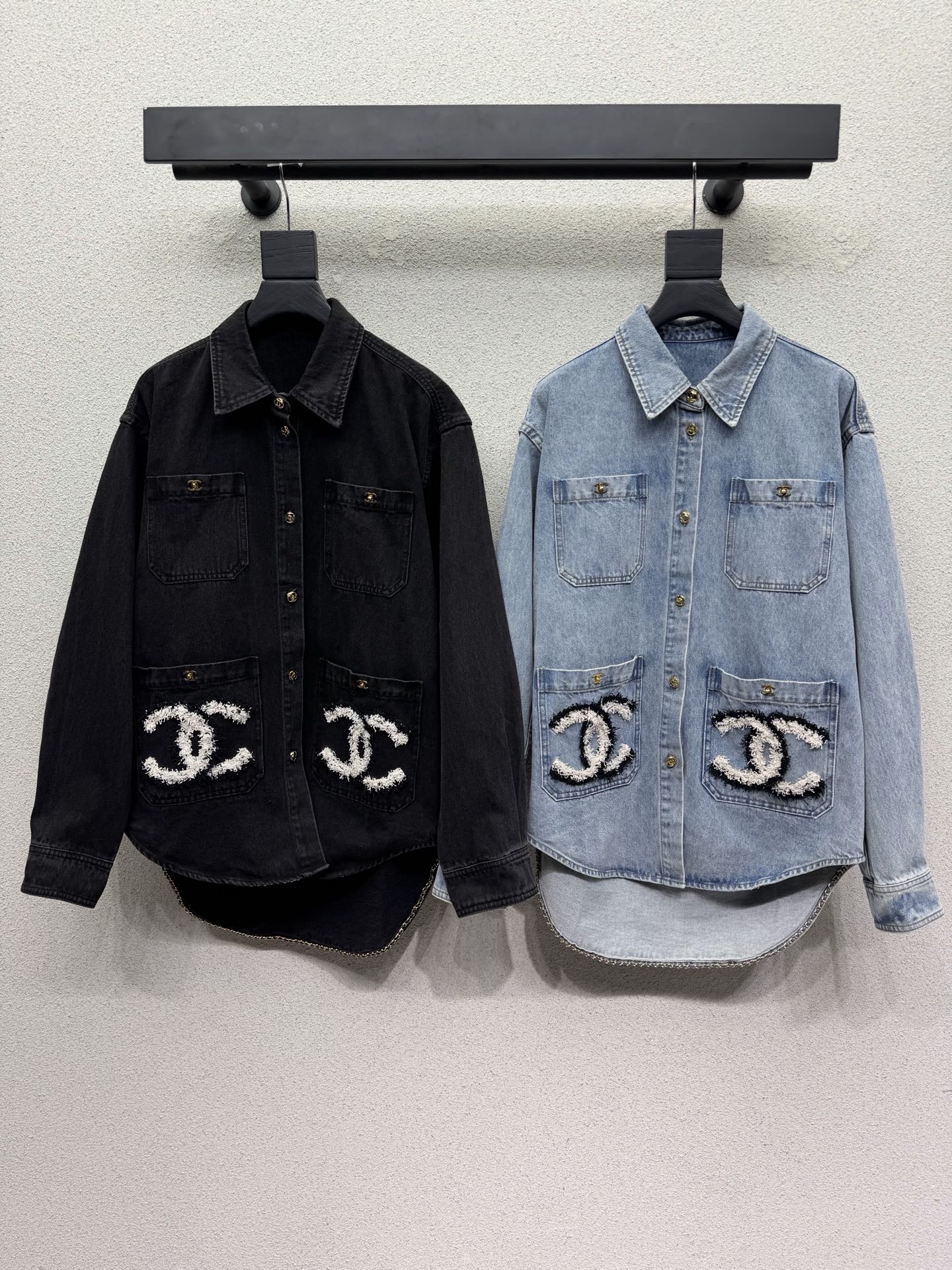 Джинсовая куртка Chanel с логотипом