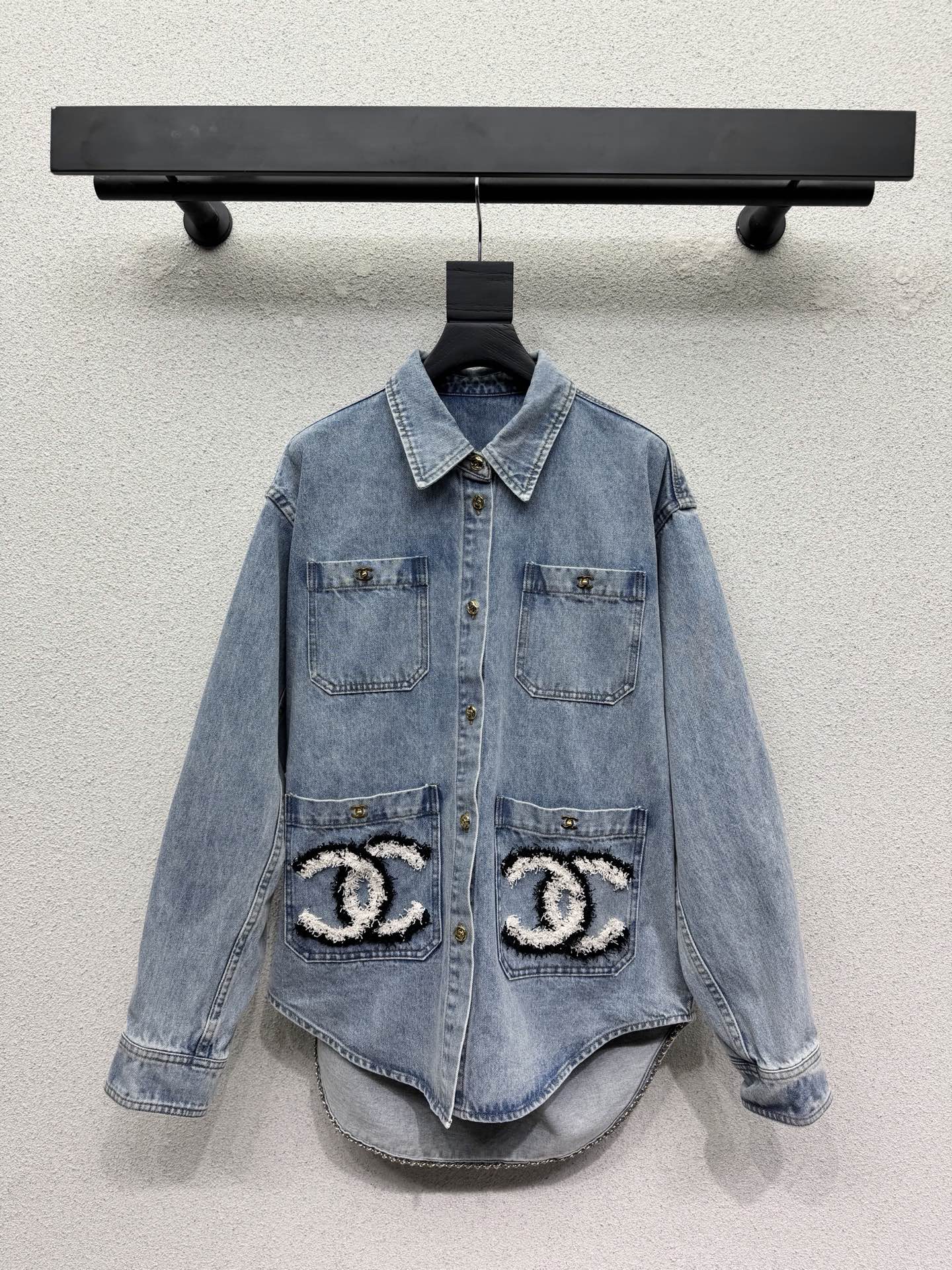 Джинсовая куртка Chanel с логотипом