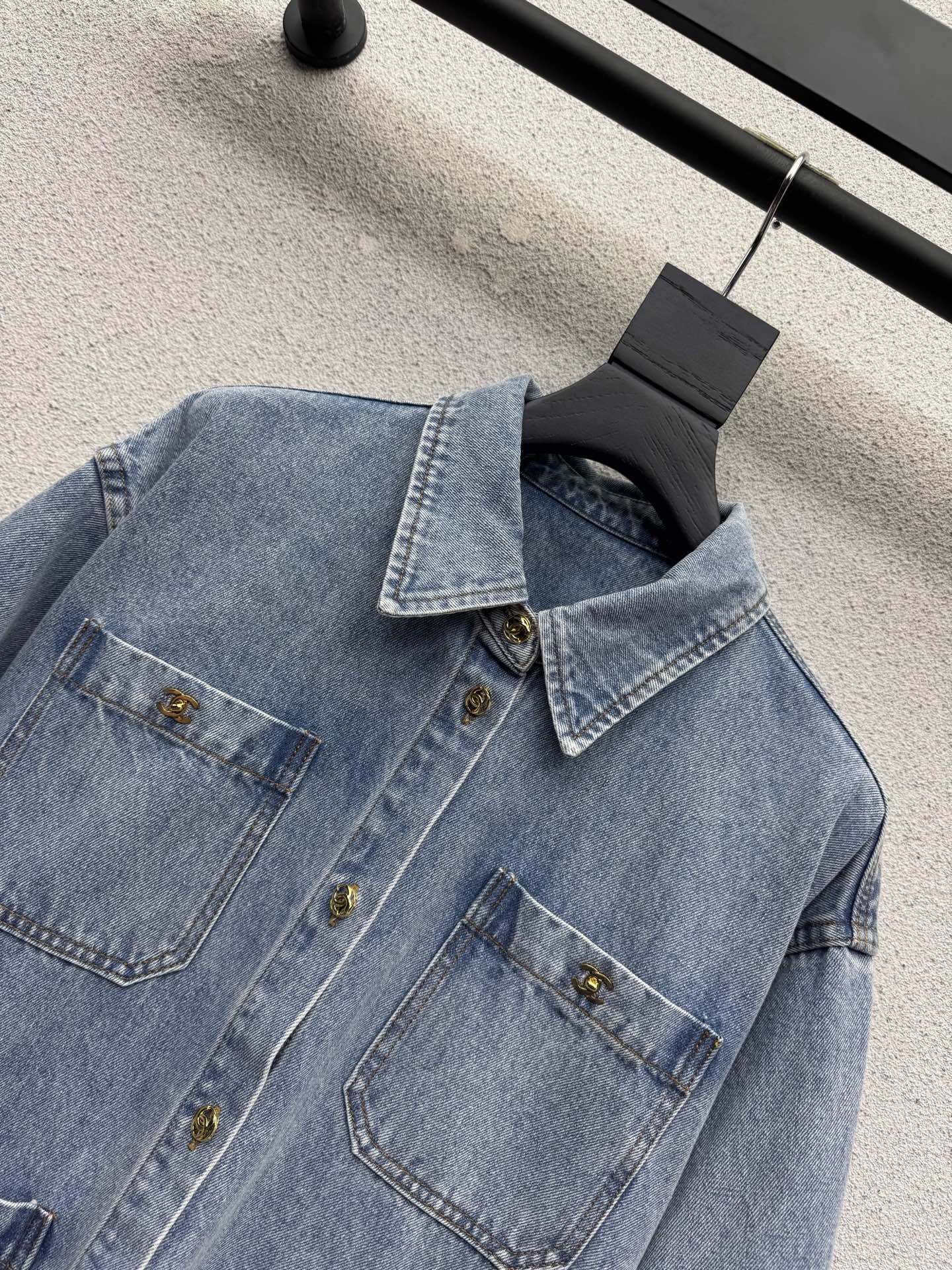 Джинсовая куртка Chanel с логотипом