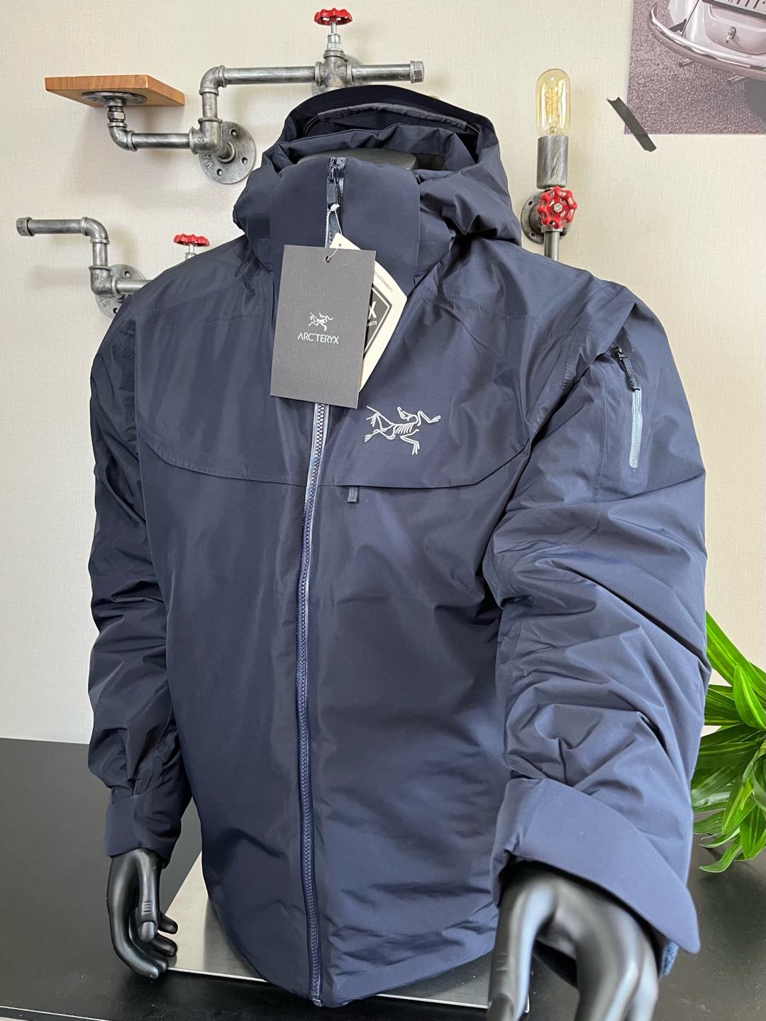 Arcteryx始祖鸟 Macai系列 GTX 750蓬鹅绒Logo徽标防水保暖连帽滑雪羽绒服 ARC‘TERY 祖鸟MACAI 始祖鸟硬壳连帽羽绒服。填充90鹅绒,定制五金辅料,无缝压胶,立体logo,gtx科技面料。 全衣48道以上工序 灰色绣线,腋下拉链配PowderGuard™网眼底料,便于通风散热 内侧网眼储物袋带拉链袖袋 内侧拉链安全口袋 两个插手口袋配有RS"拉链头 Recco反光条 眼镜布在左口袋内拉出