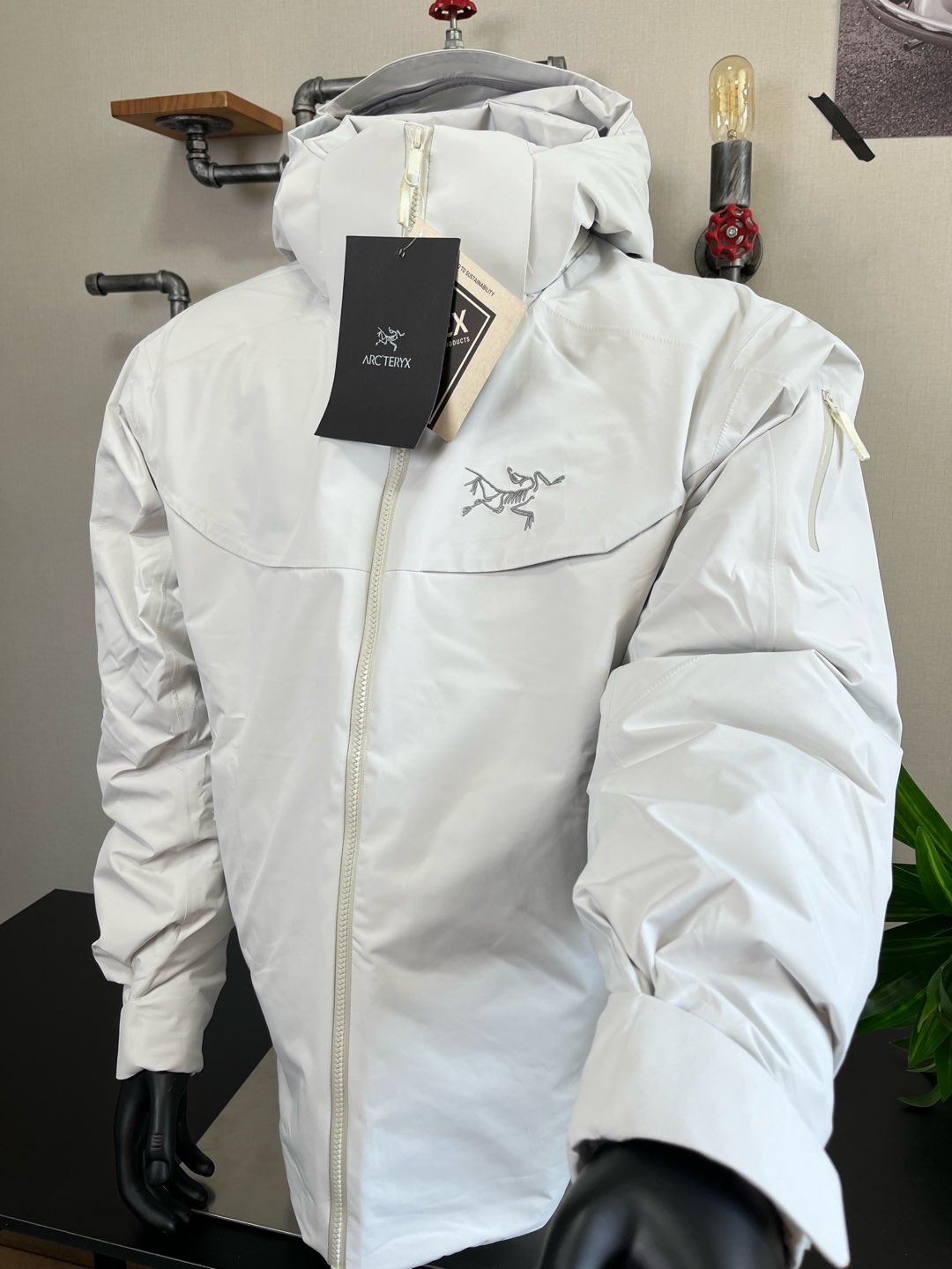 Arcteryx始祖鸟 Macai系列 GTX 750蓬鹅绒Logo徽标防水保暖连帽滑雪羽绒服 ARC‘TERY 祖鸟MACAI 始祖鸟硬壳连帽羽绒服。填充90鹅绒,定制五金辅料,无缝压胶,立体logo,gtx科技面料。 全衣48道以上工序 灰色绣线,腋下拉链配PowderGuard™网眼底料,便于通风散热 内侧网眼储物袋带拉链袖袋 内侧拉链安全口袋 两个插手口袋配有RS"拉链头 Recco反光条 眼镜布在左口袋内拉出