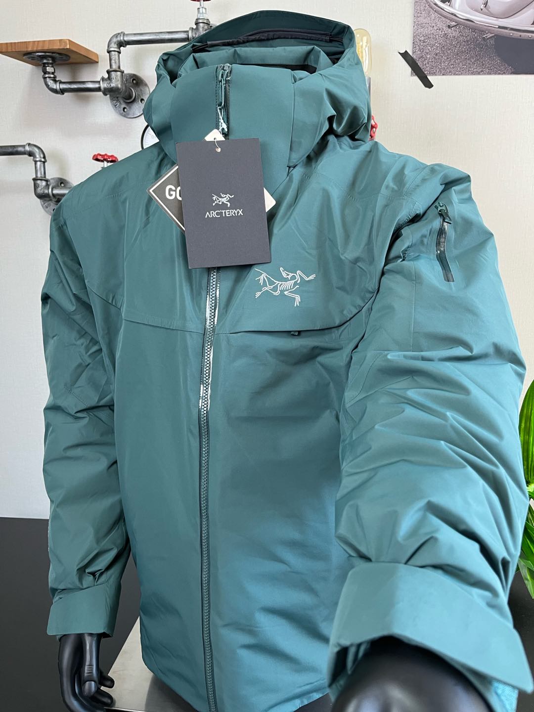 Arcteryx始祖鸟 Macai系列 GTX 750蓬鹅绒Logo徽标防水保暖连帽滑雪羽绒服 ARC‘TERY 祖鸟MACAI 始祖鸟硬壳连帽羽绒服。填充90鹅绒,定制五金辅料,无缝压胶,立体logo,gtx科技面料。 全衣48道以上工序 灰色绣线,腋下拉链配PowderGuard™网眼底料,便于通风散热 内侧网眼储物袋带拉链袖袋 内侧拉链安全口袋 两个插手口袋配有RS"拉链头 Recco反光条 眼镜布在左口袋内拉出