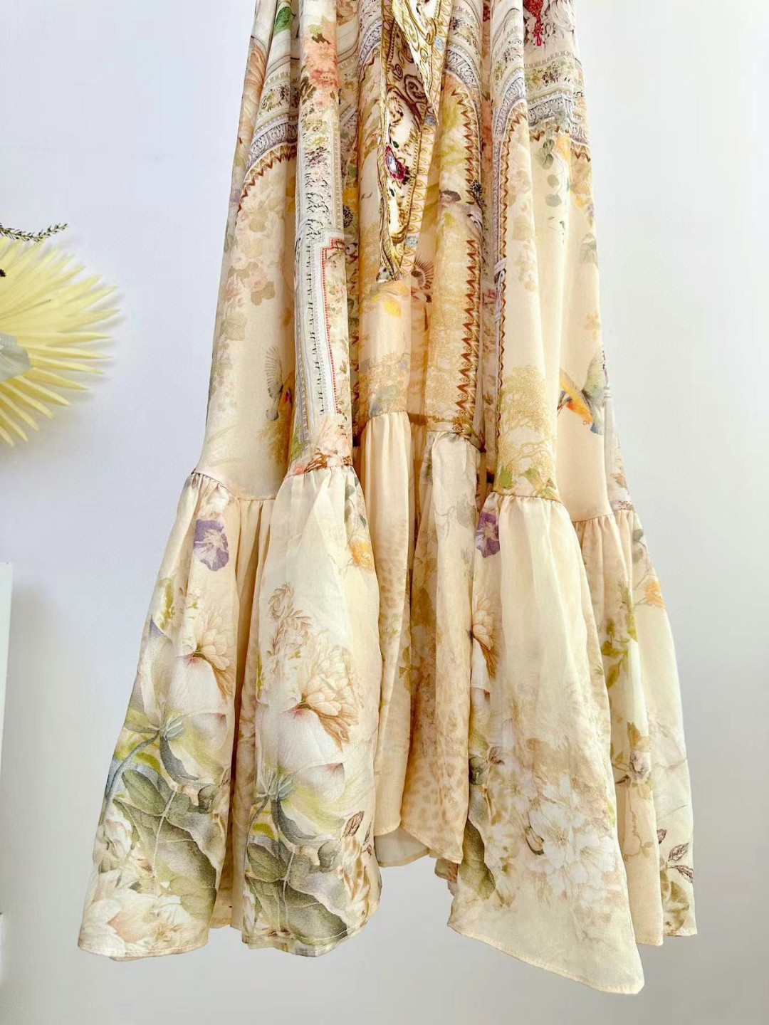 Autumn/Winter 2024 Camilla: Silk Dress with Green Pattern, High Collar, Crystal Details - 图片 9