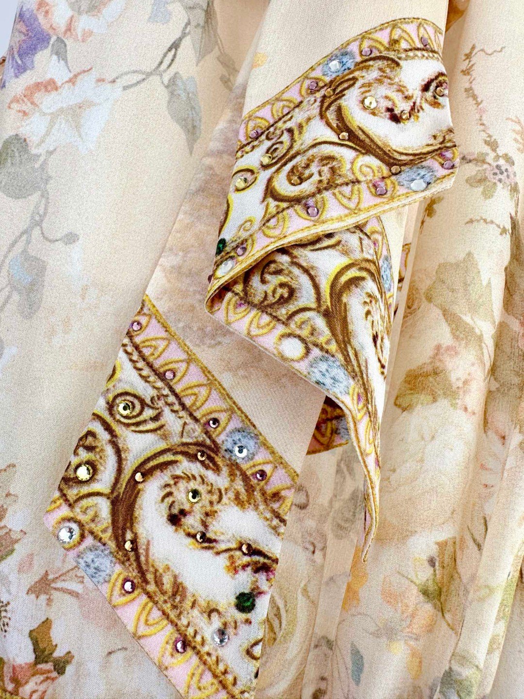 Autumn/Winter 2024 Camilla: Silk Dress with Green Pattern, High Collar, Crystal Details - 图片 5