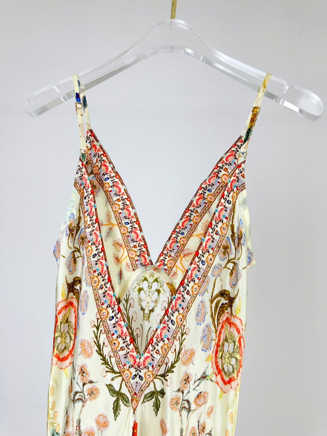 “Camilla: 100% Silk Dress with Unique Pattern and Crystal Hot Tips” - 图片 4